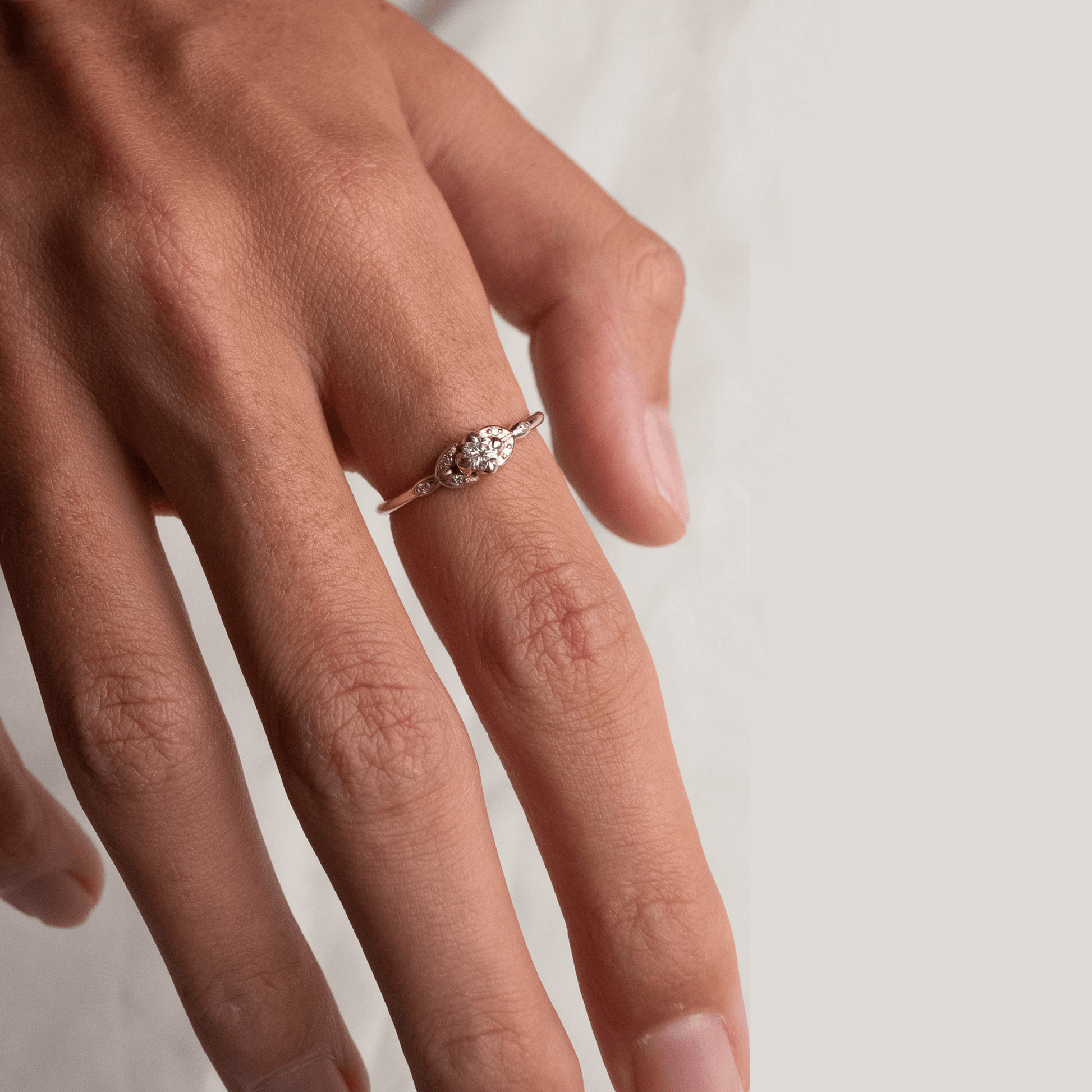 HARMONY złoty pierścionek z brylantami, ornamenty liście i kwiat