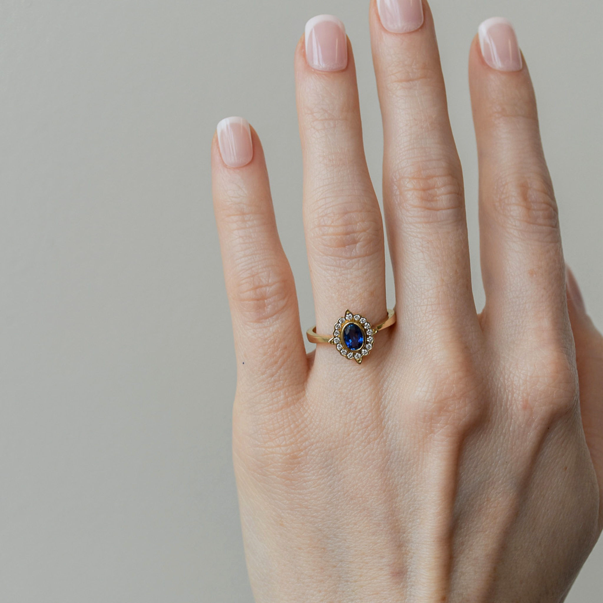 HORIZON złoty pierścionek z owalnym granatowym szafirem Cejlońskim i brylantami halo