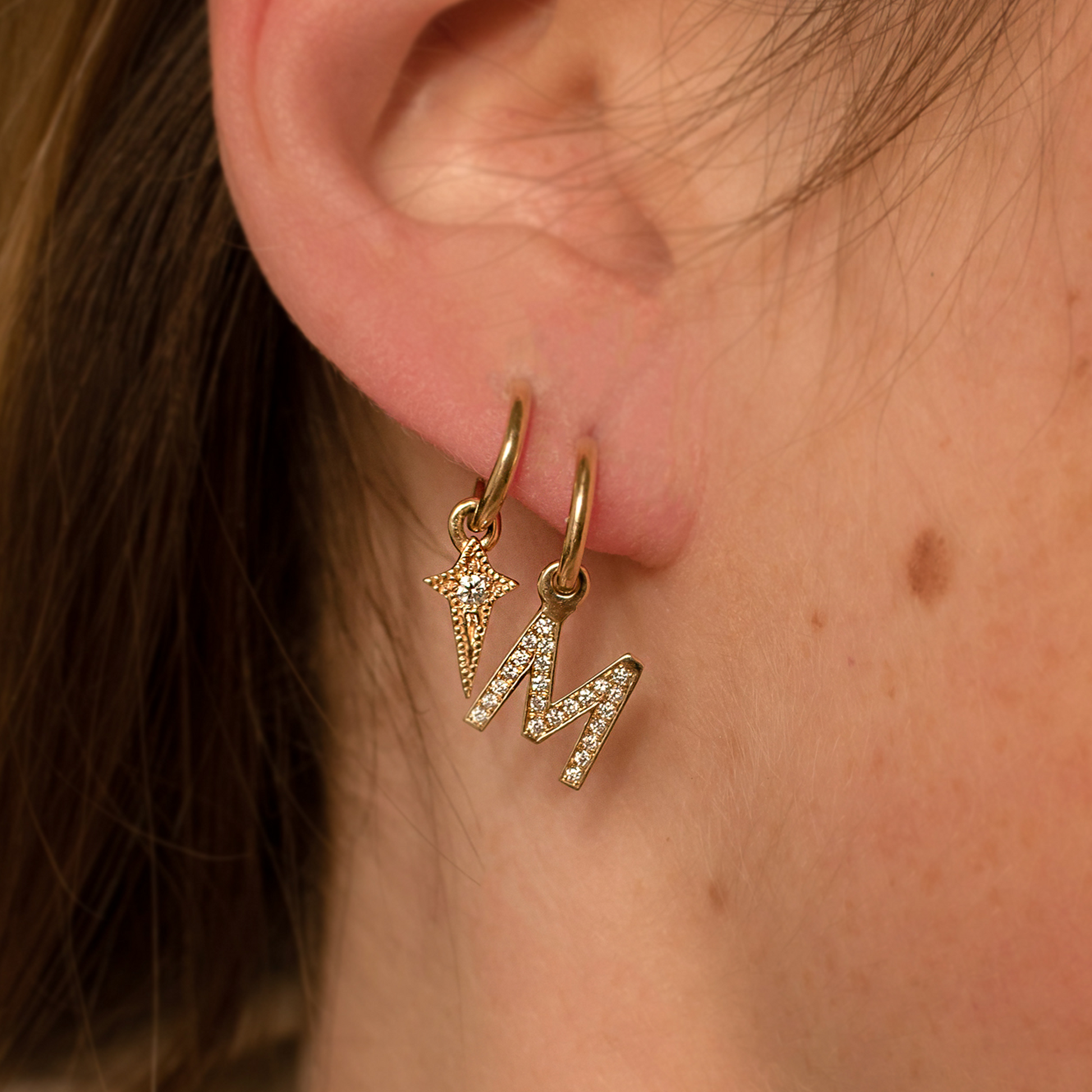 INICJAŁY pojedynczy kolczyk złoto 585 z literką charms, wysadzany brylantami