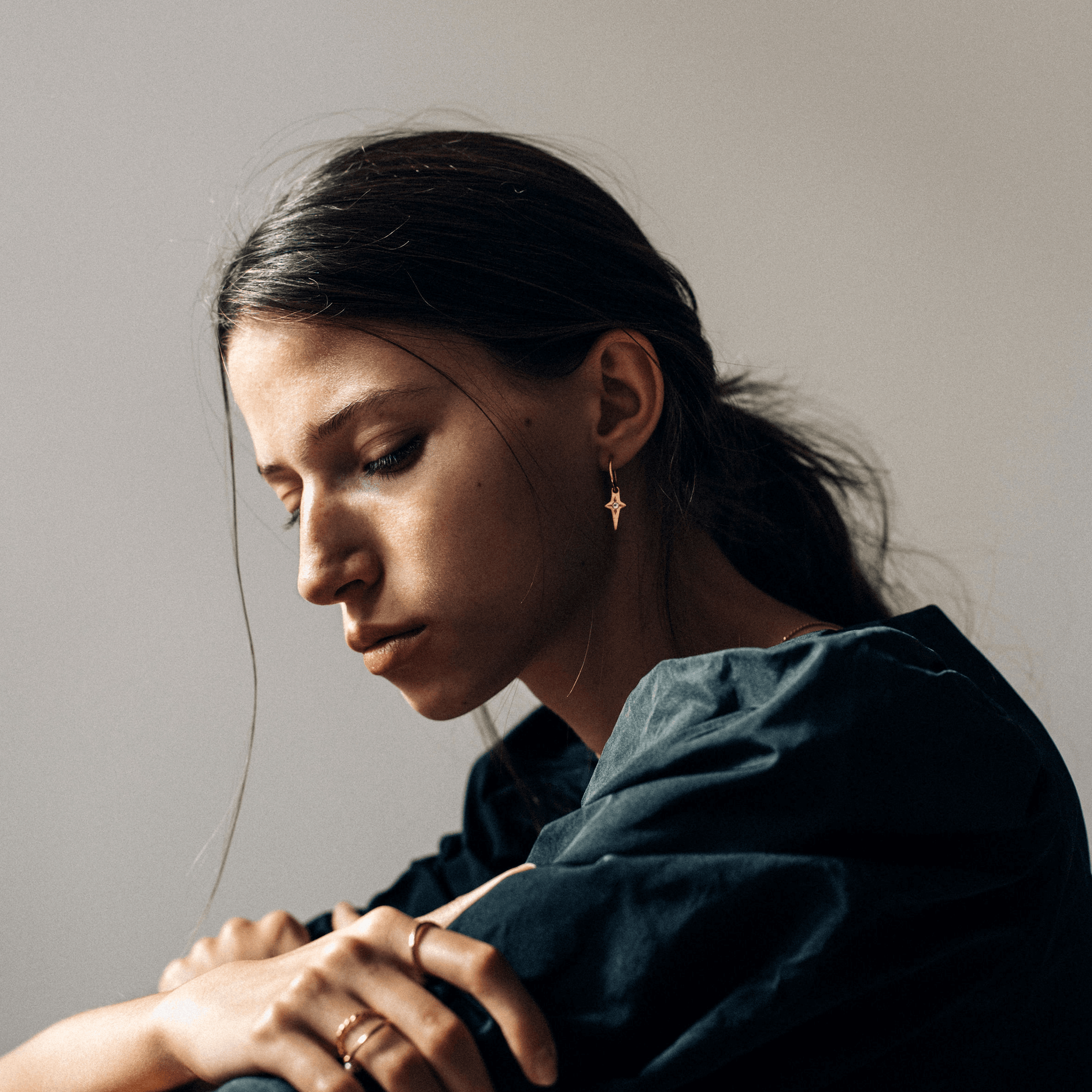 LOST IN THE STARS złocone kolczyki charms gwiazdy z szafirami