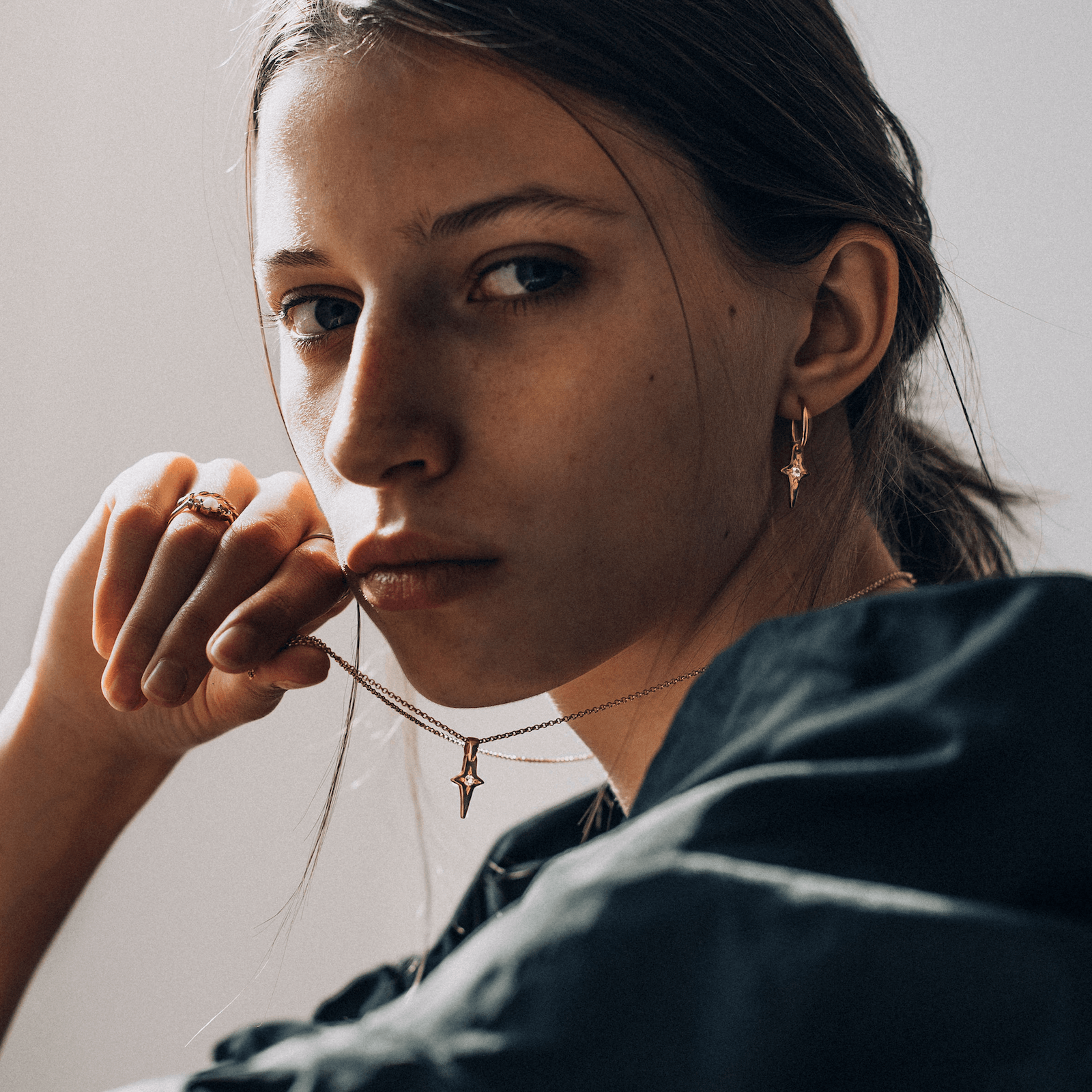 LOST IN THE STARS złocone kolczyki charms gwiazdy z szafirami