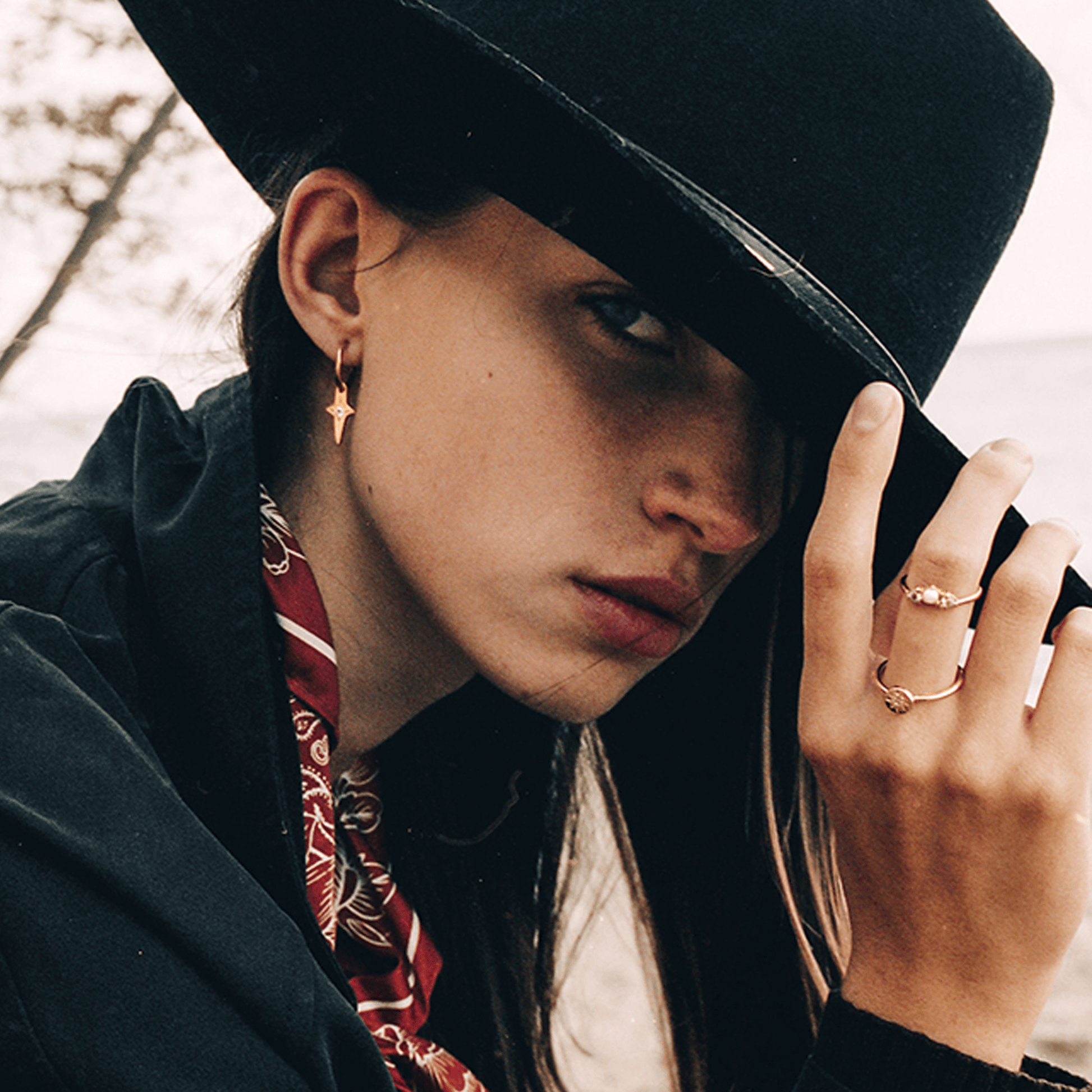 LOST IN THE STARS złocone kolczyki charms gwiazdy z szafirami