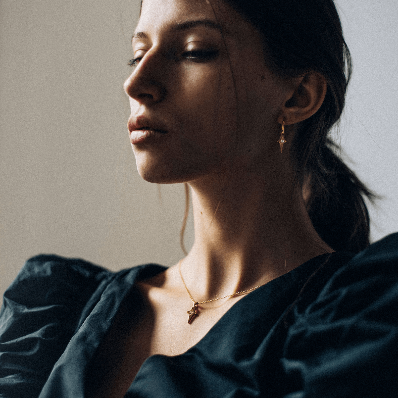 LOST IN THE STARS gold-plated oblong star necklace with sapphire