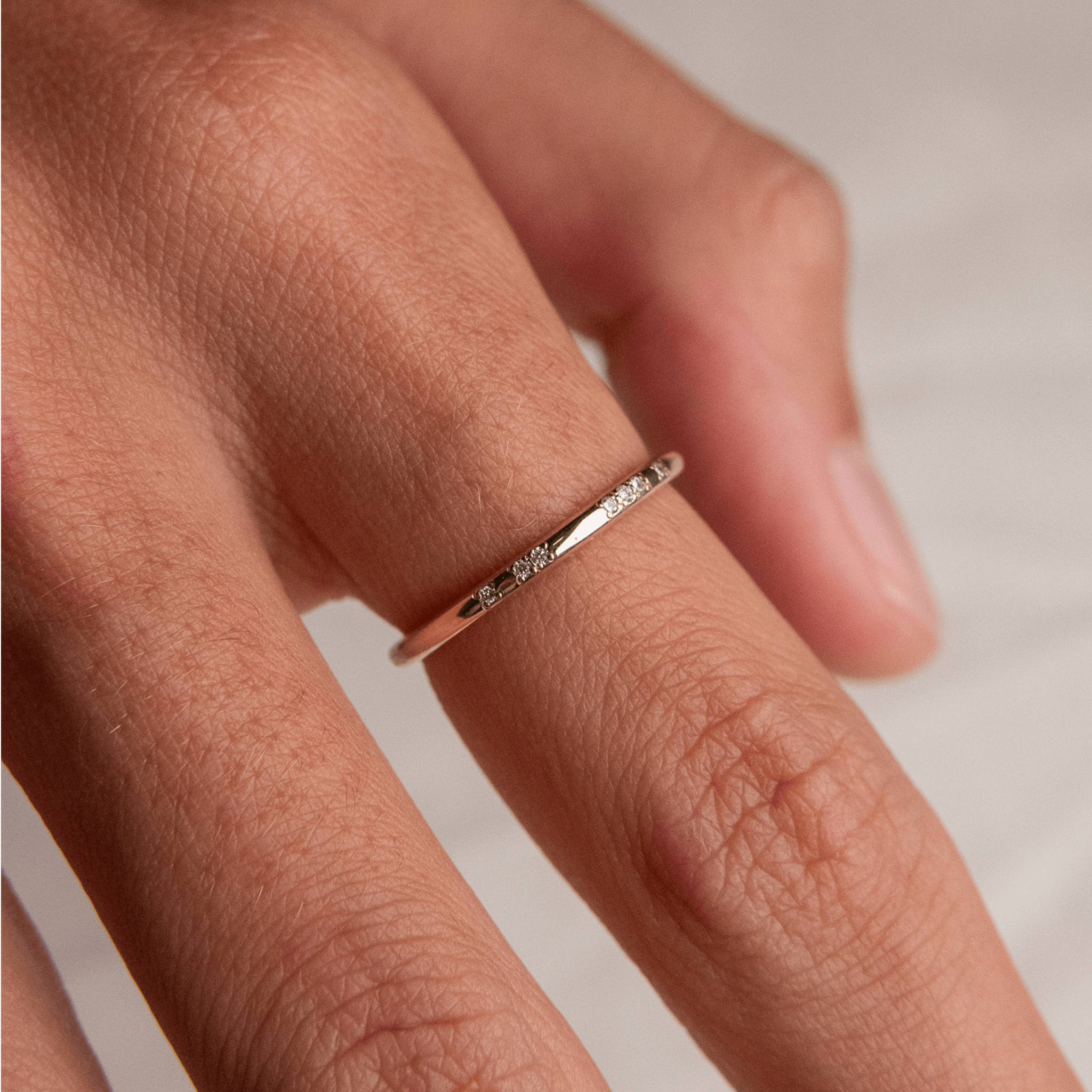 LOVE złota obrączka kodowana kodem Morse'a i siedmioma brylantami