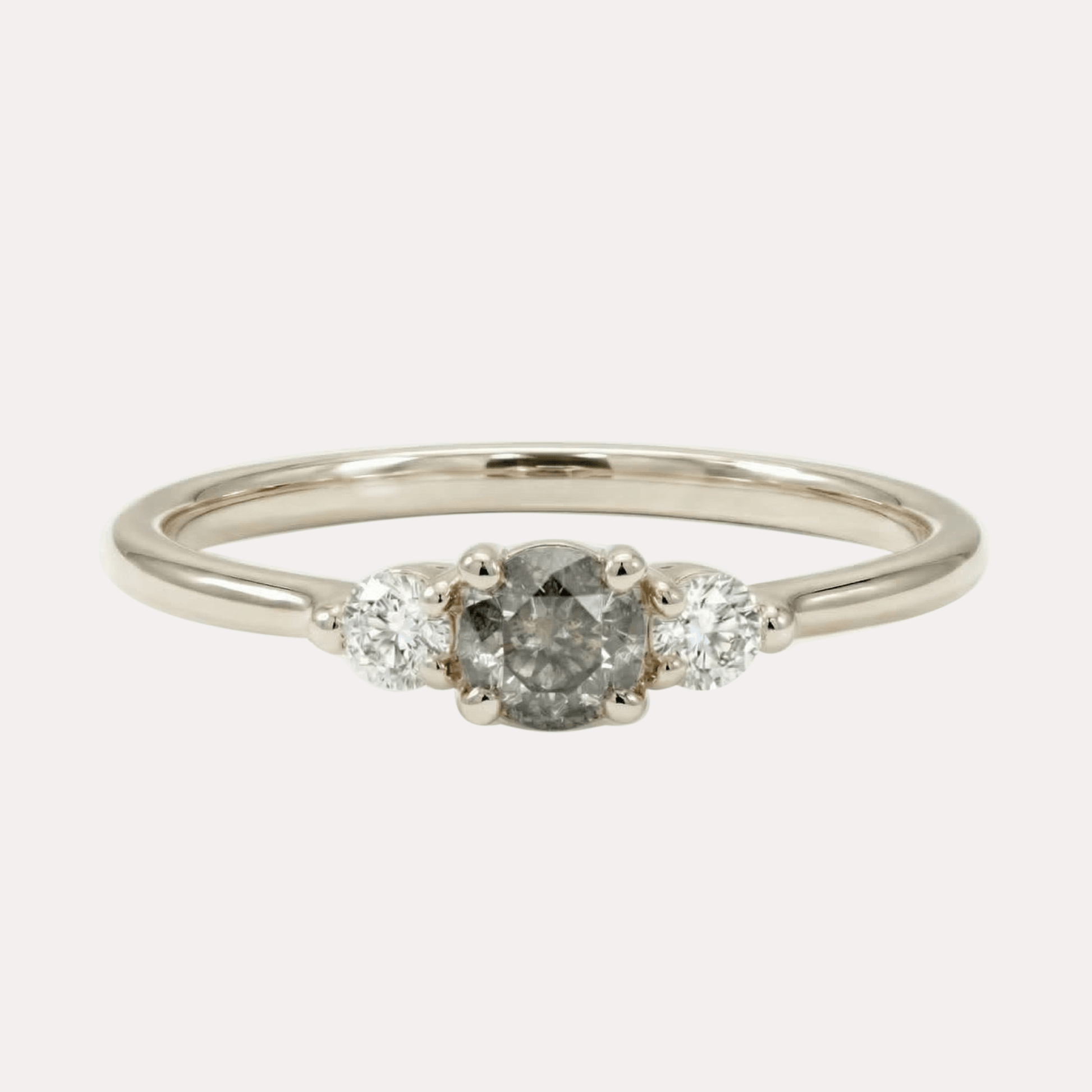 LUNA złoty pierścionek trilogy z szarym diamentem sól i pieprz i brylantami