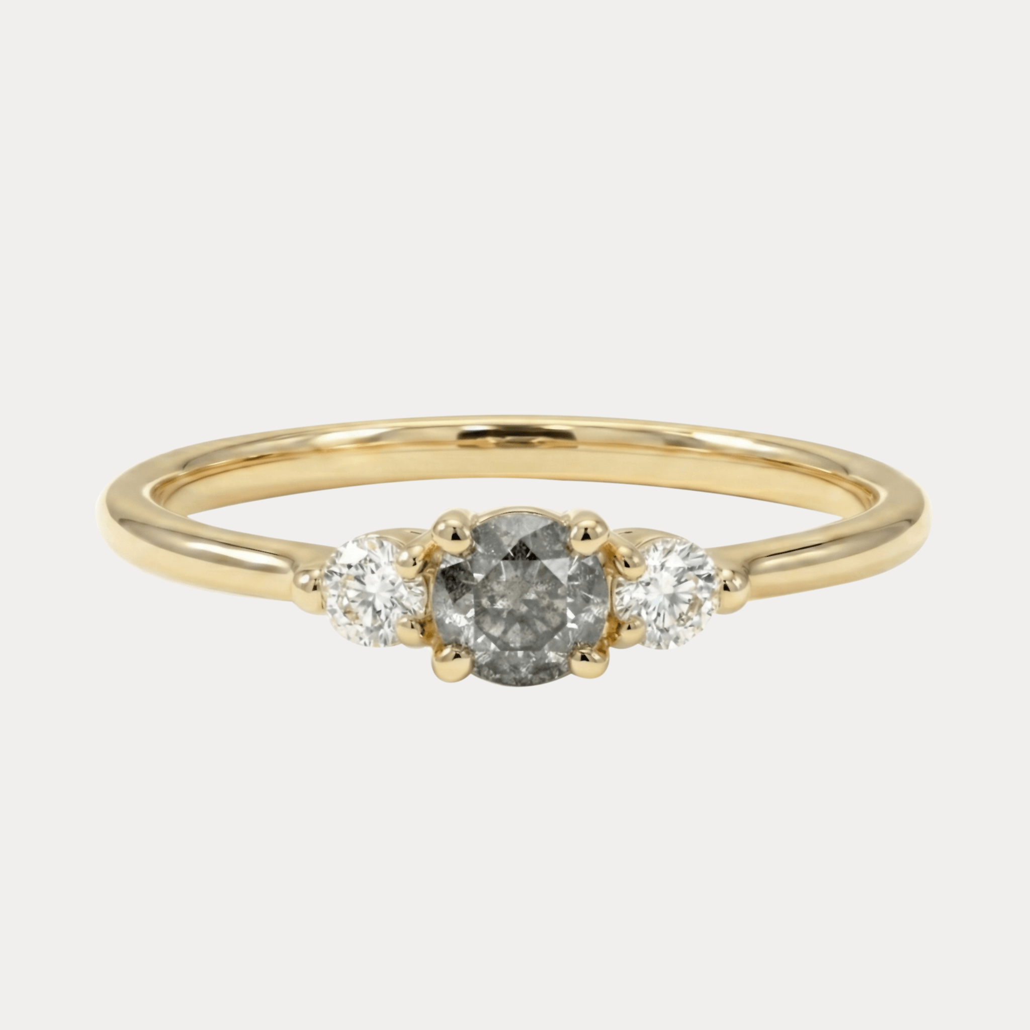 LUNA złoty pierścionek trilogy z szarym diamentem sól i pieprz i brylantami