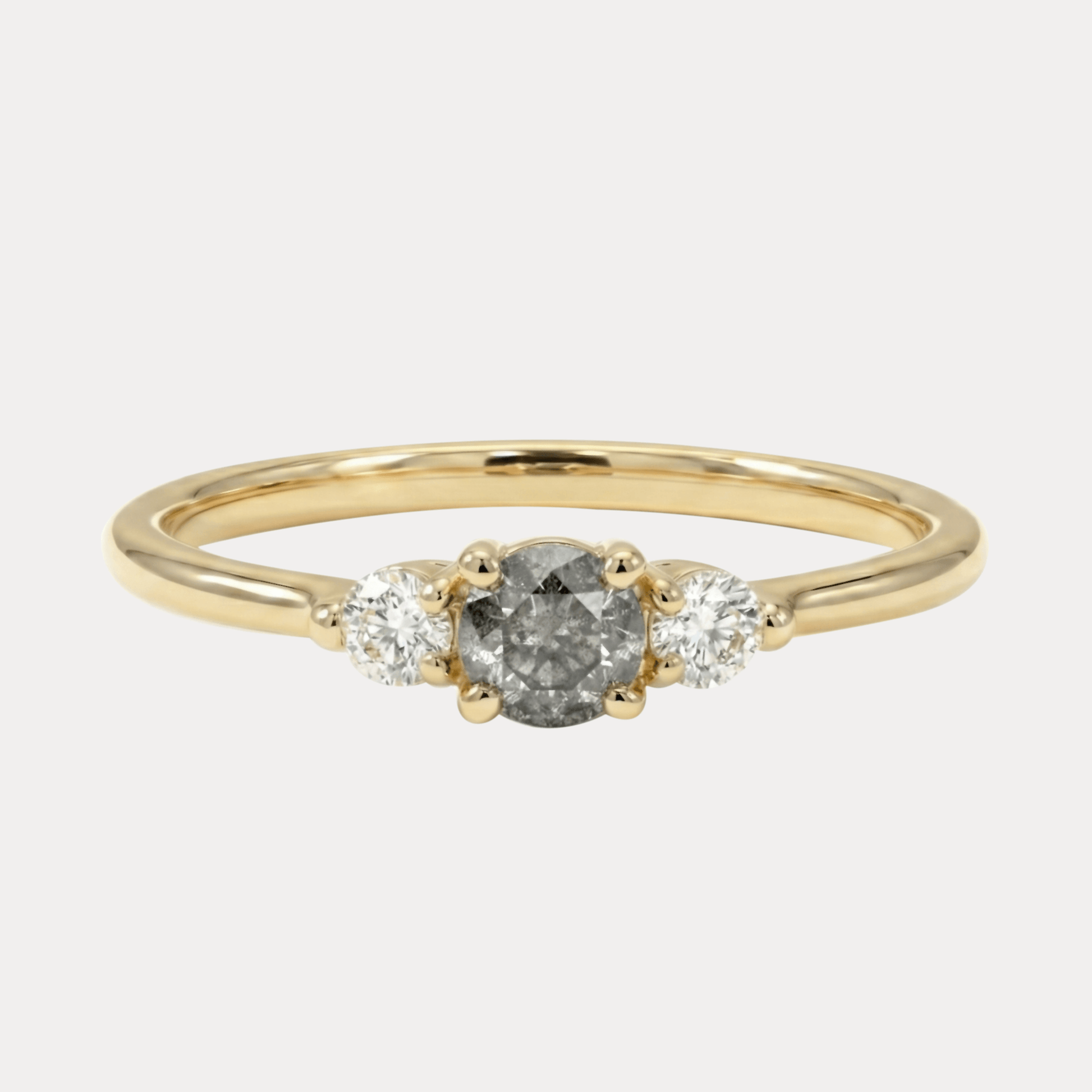 LUNA złoty pierścionek trilogy z szarym diamentem sól i pieprz i brylantami