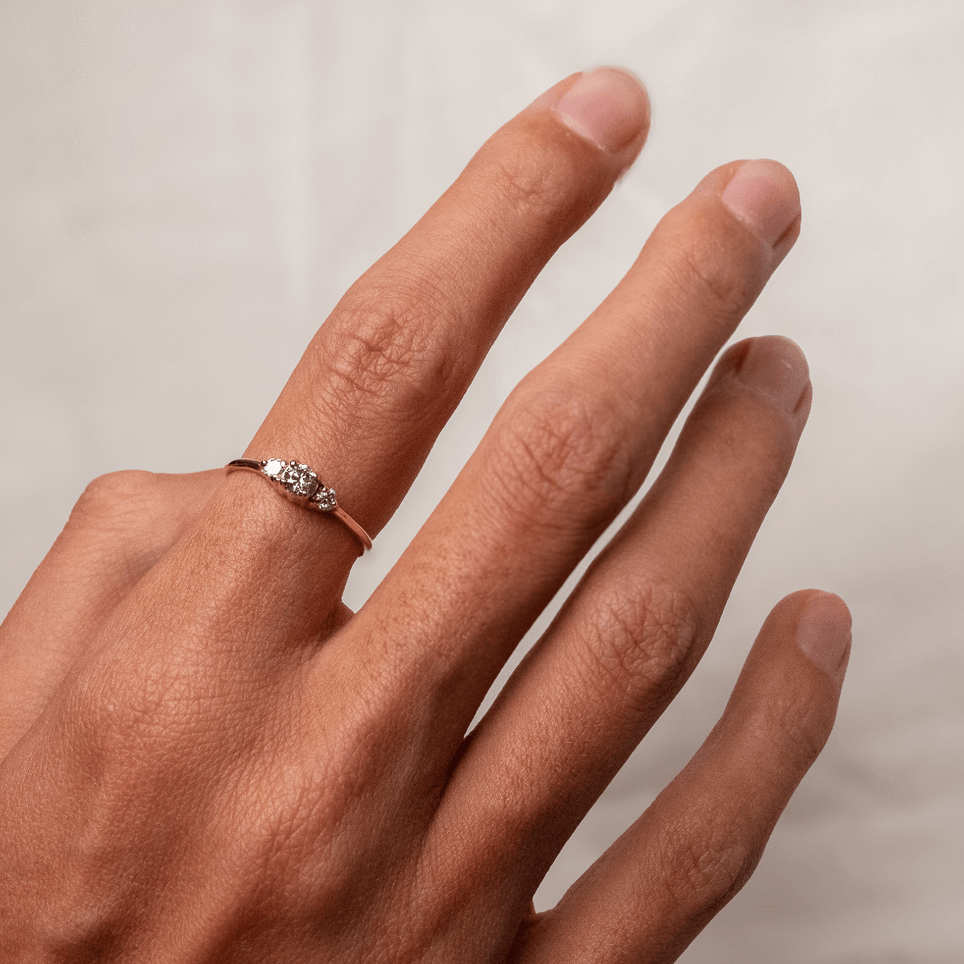 LUNA złoty pierścionek trilogy z szarym diamentem sól i pieprz i brylantami