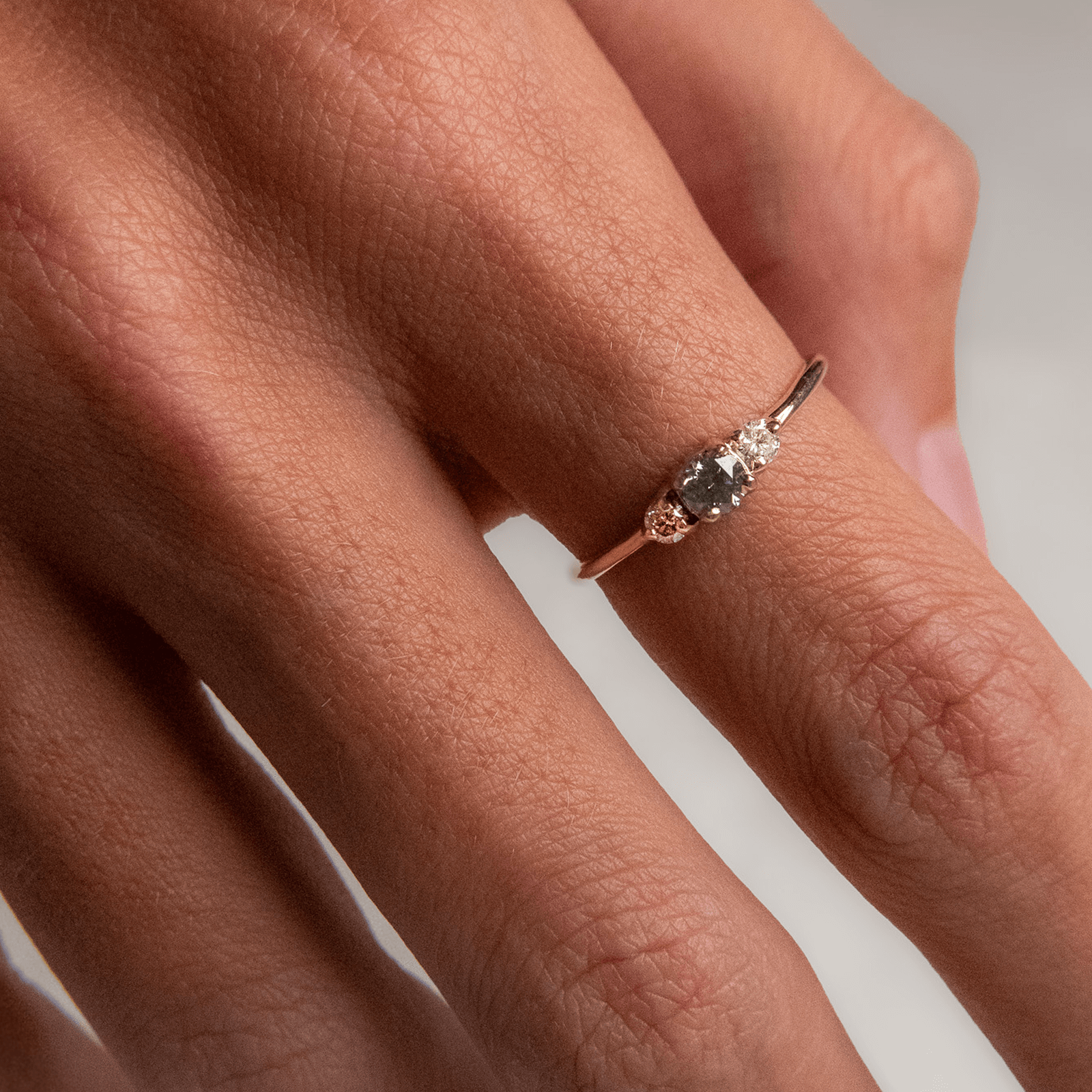 LUNA złoty pierścionek trilogy z szarym diamentem sól i pieprz i brylantami