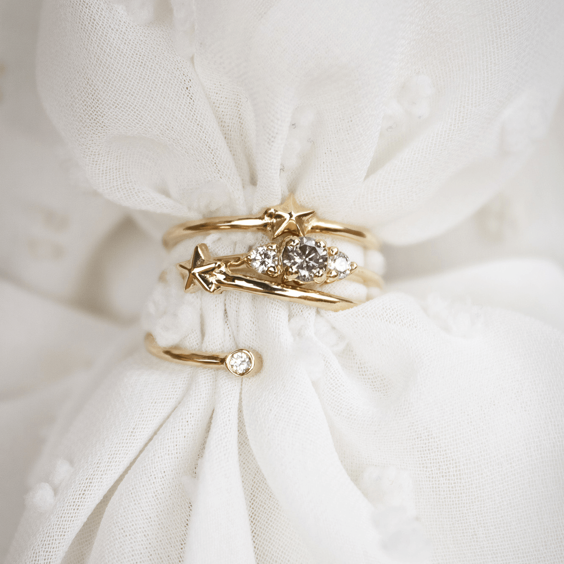 LUNA złoty pierścionek trilogy z szarym diamentem sól i pieprz i brylantami