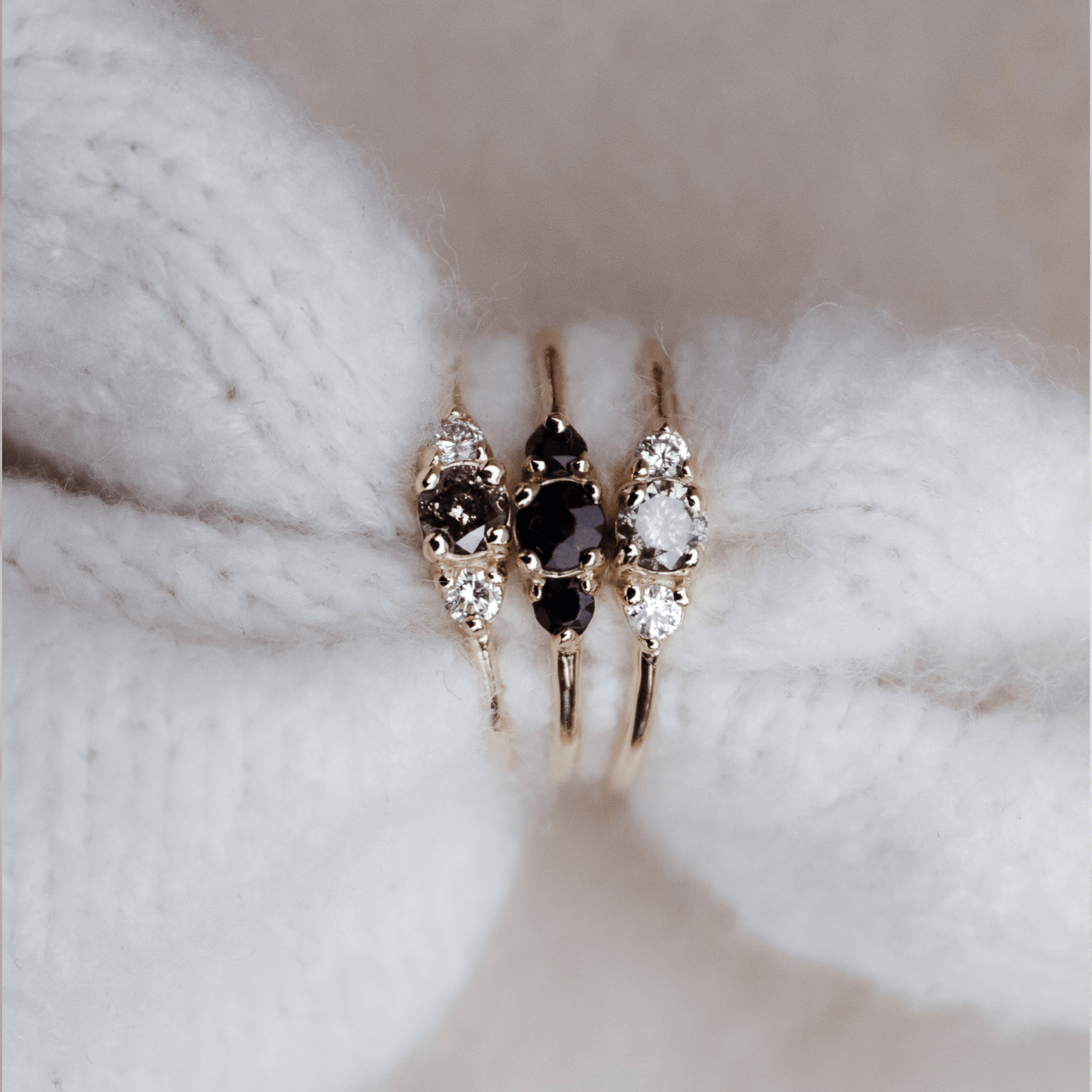 LUNA złoty pierścionek trilogy z szarym diamentem sól i pieprz i brylantami