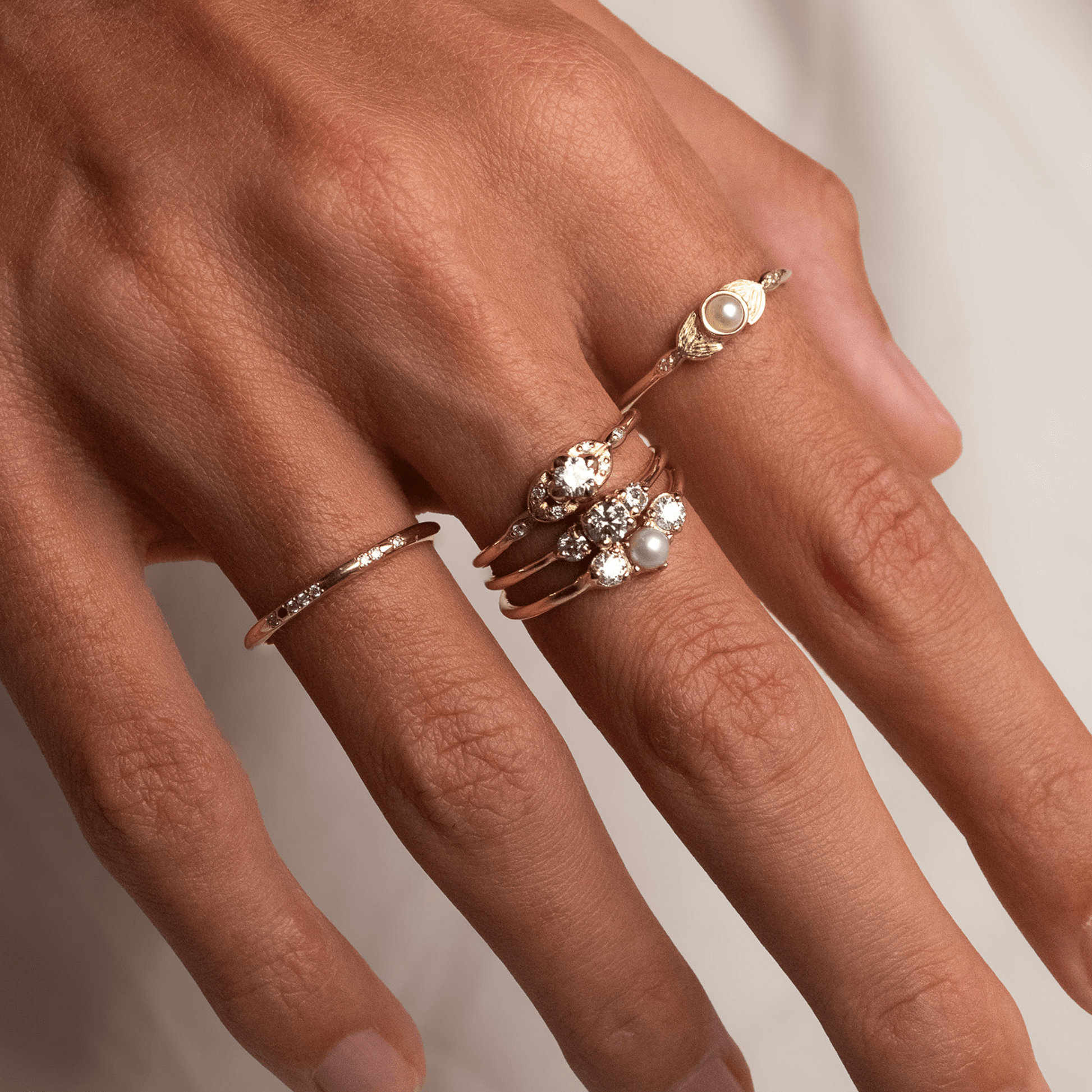 LUNA złoty pierścionek trilogy z szarym diamentem sól i pieprz i brylantami