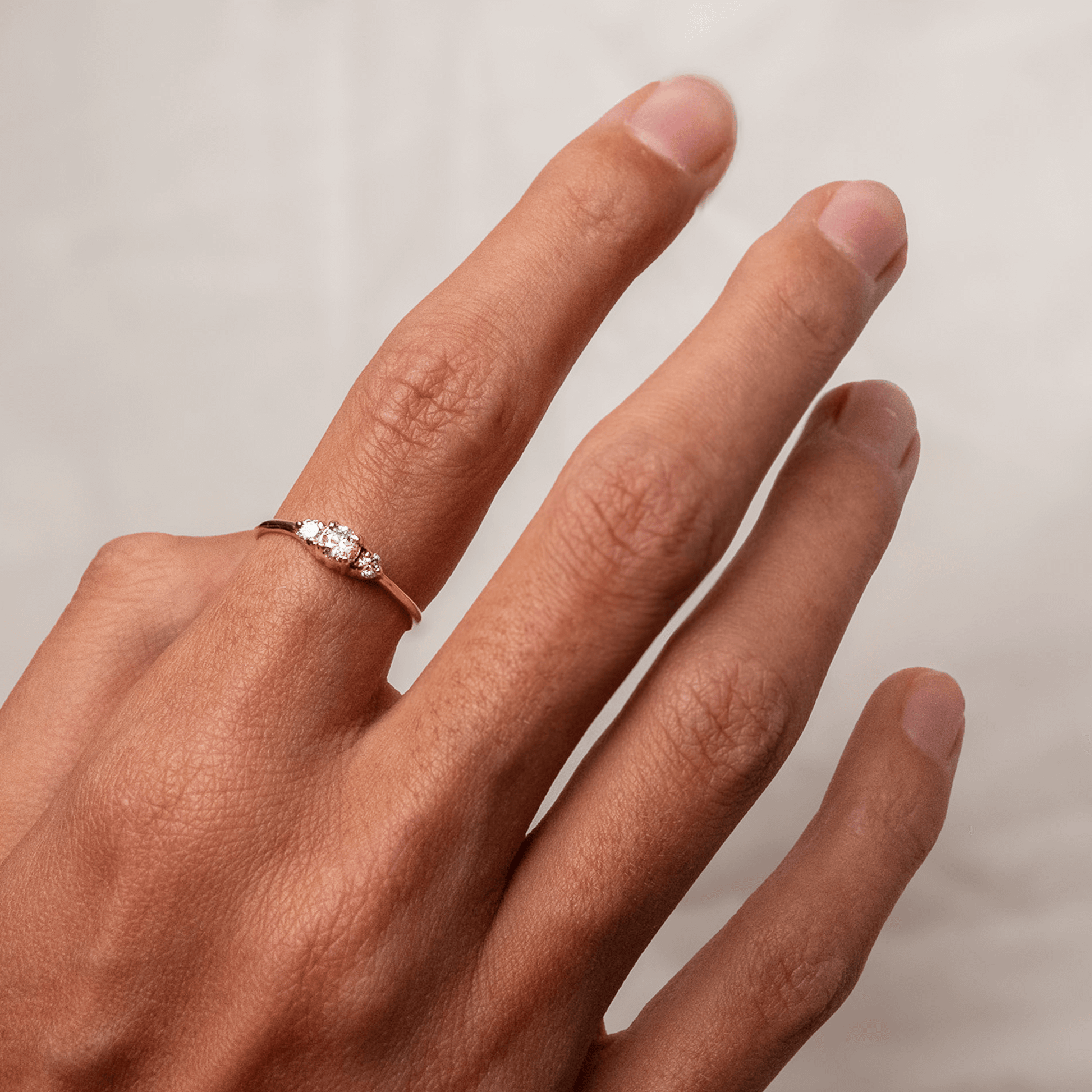 LUNA złoty pierścionek trilogy z trzema brylantami laboratoryjnymi, 0,3ct