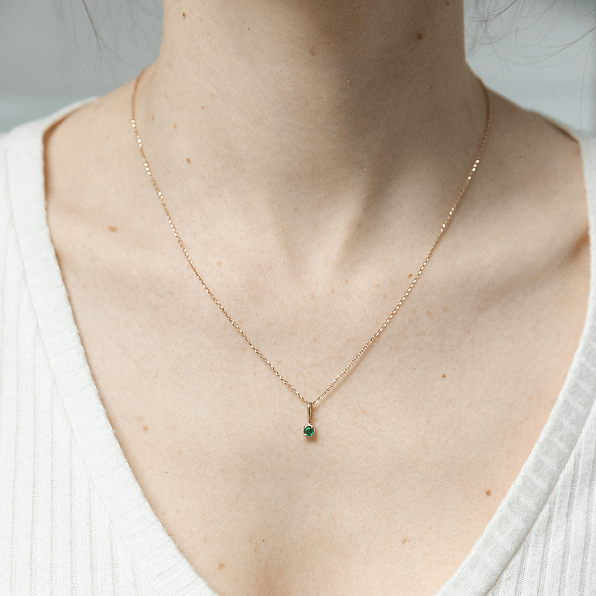 SHINING gold minimalist pendant with green emerald