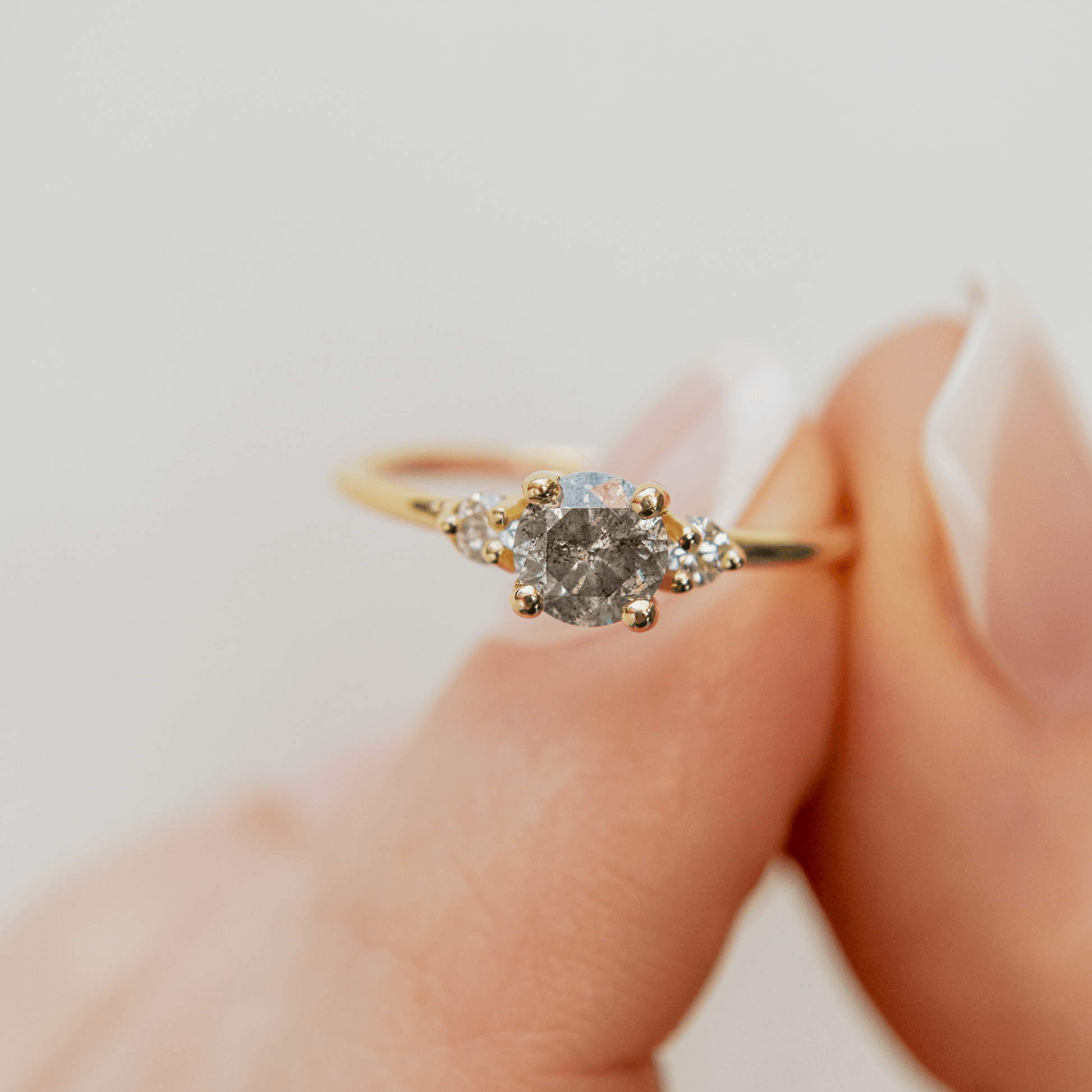 MENUET złoty pierścionek z szarym diamentem sól i pieprz i brylantami, 0,5ct