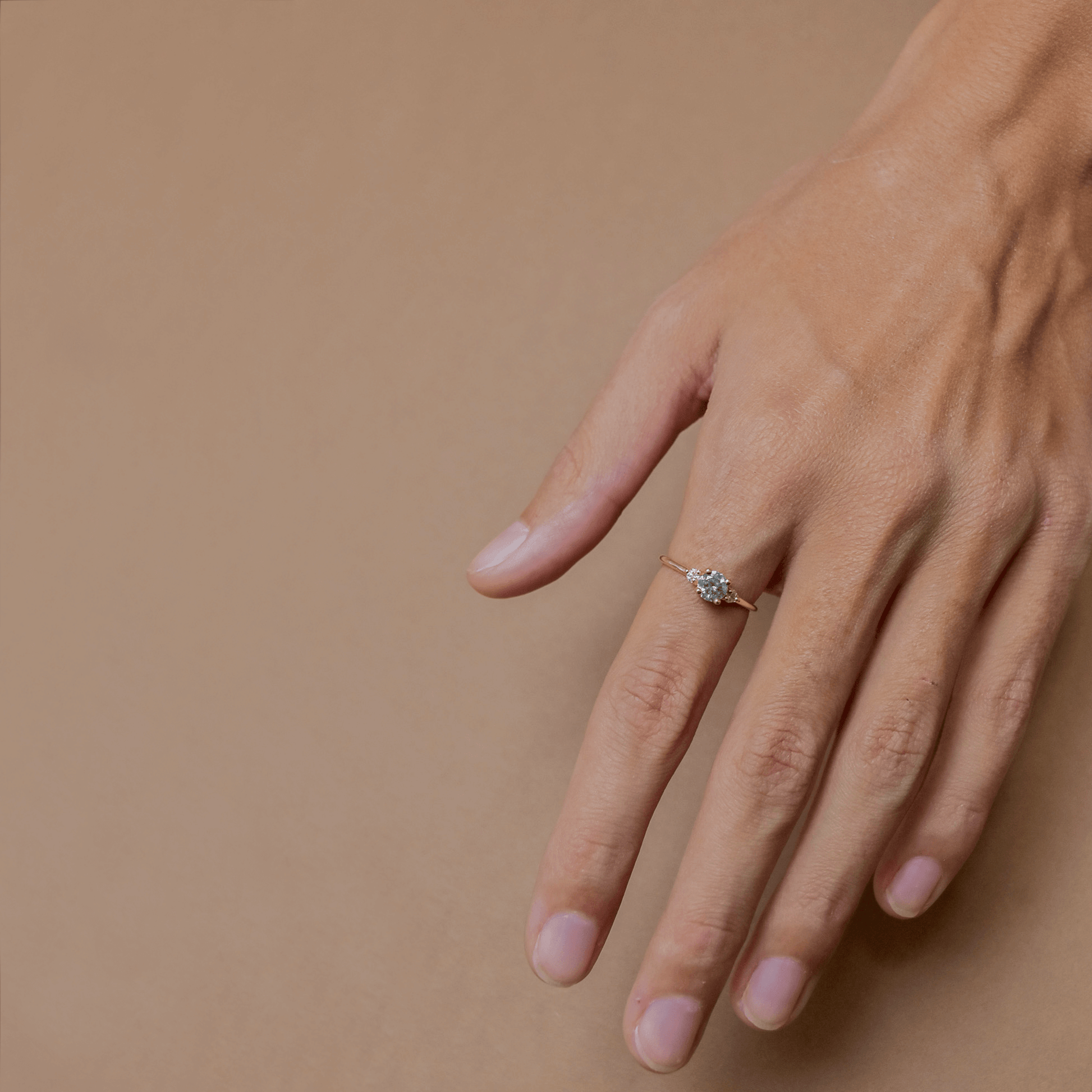 MENUET złoty pierścionek z szarym diamentem sól i pieprz i brylantami, 0,5ct