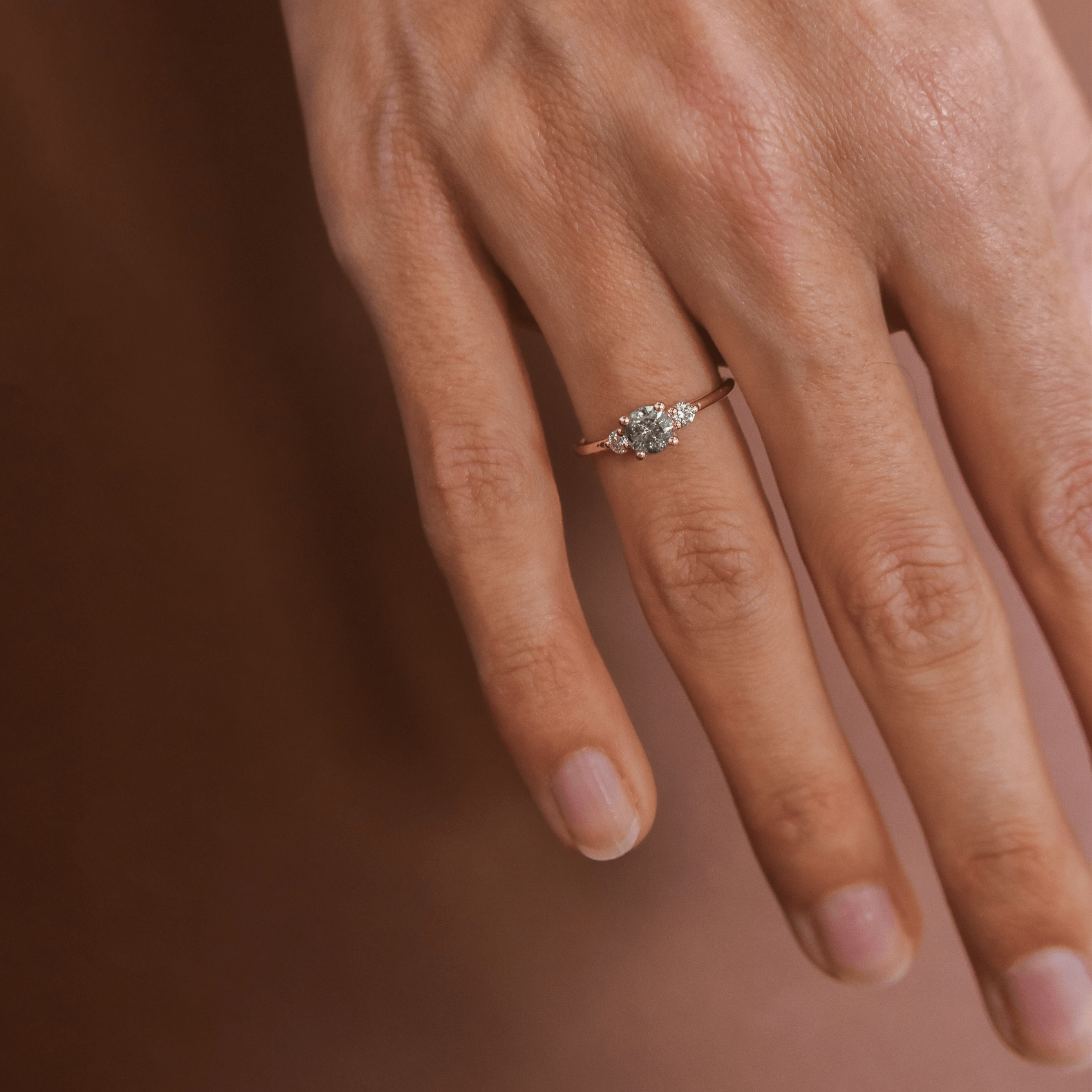 MENUET złoty pierścionek z szarym diamentem sól i pieprz i brylantami, 0,5ct