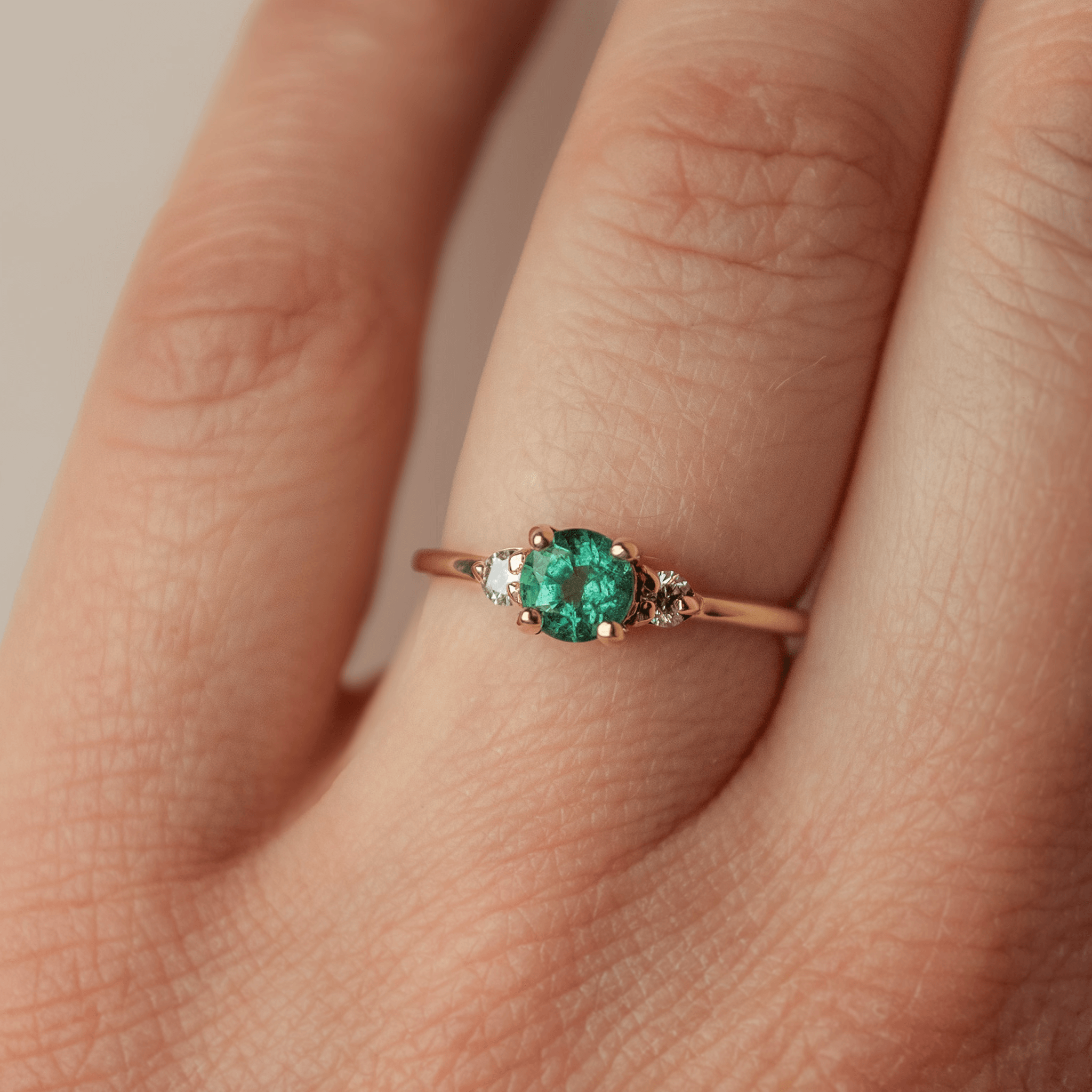 MENUET gold ring with green emerald and diamonds