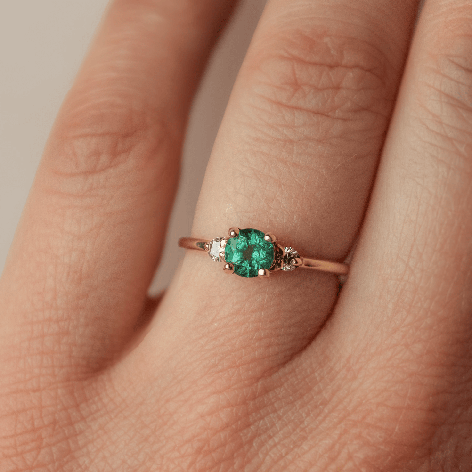 MENUET gold ring with green emerald and diamonds