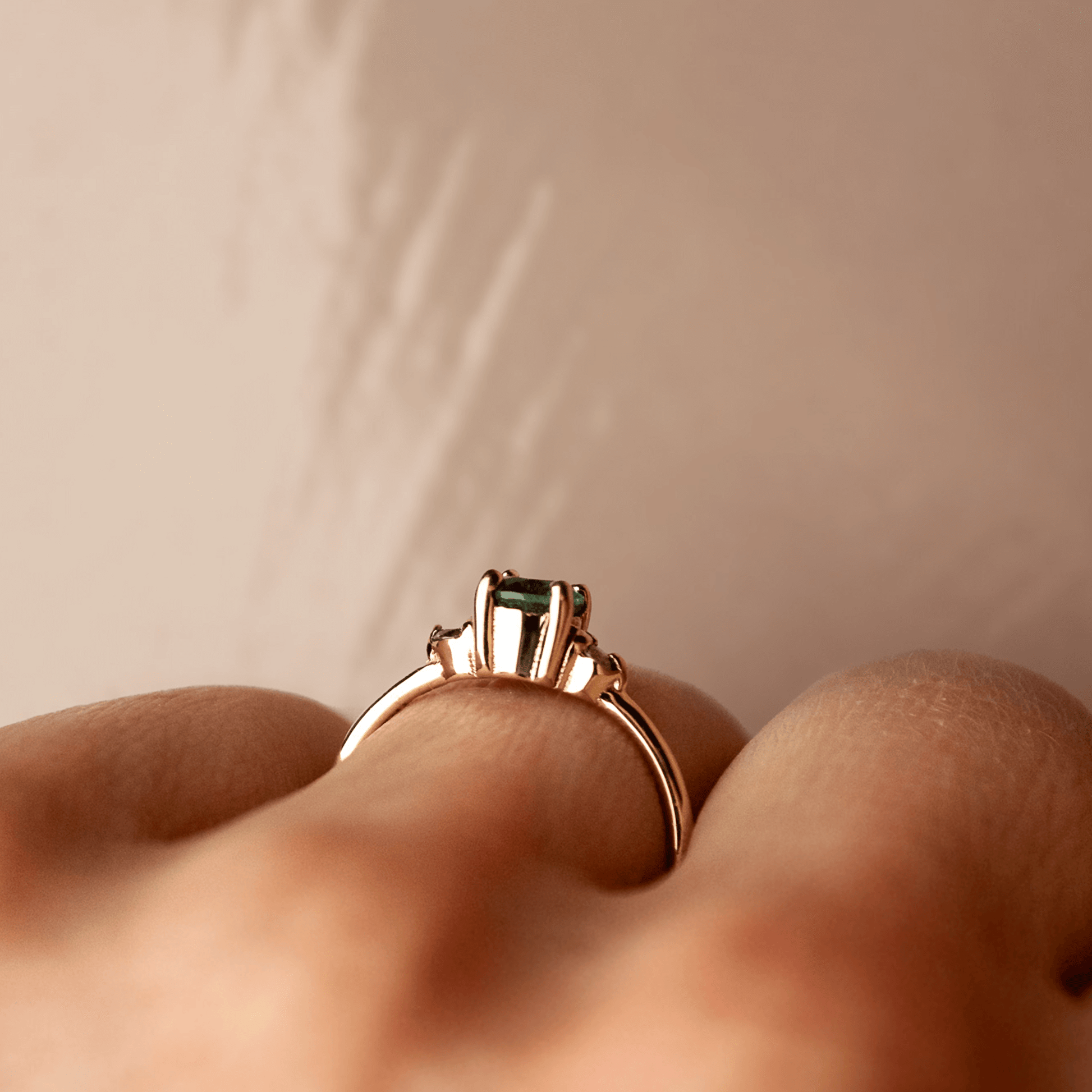 MENUET gold ring with green emerald and diamonds