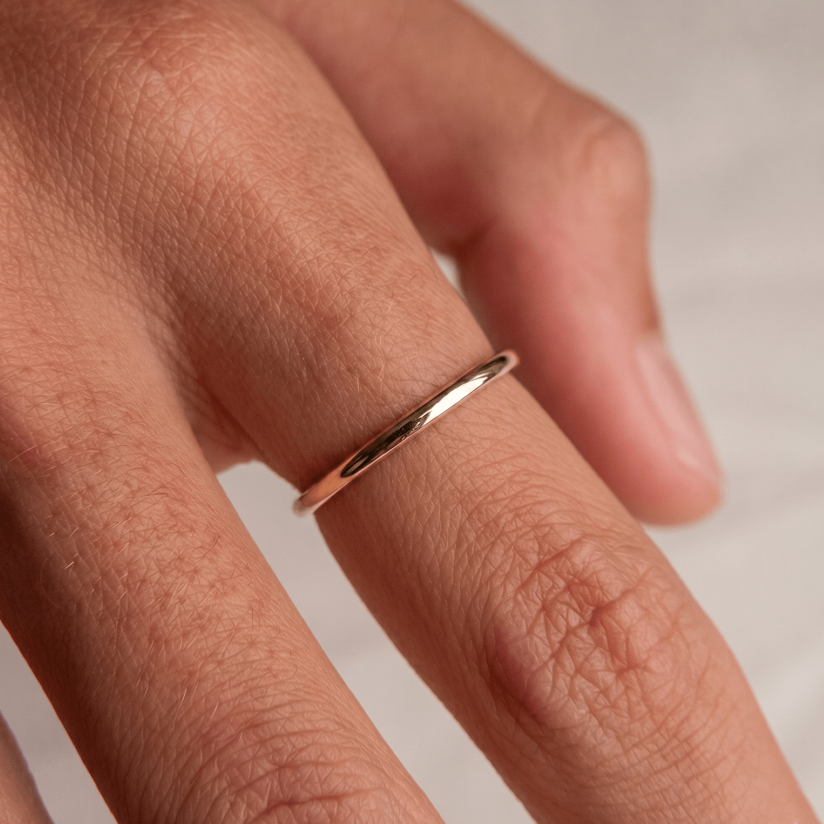 Minimalistyczna złota obrączka