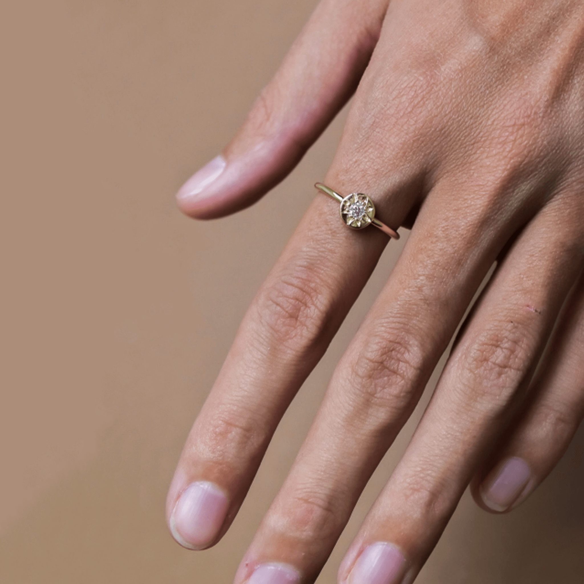 NORTH STAR złoty pierścionek z brylantem i gwiazdą, pierścionek z diamentem