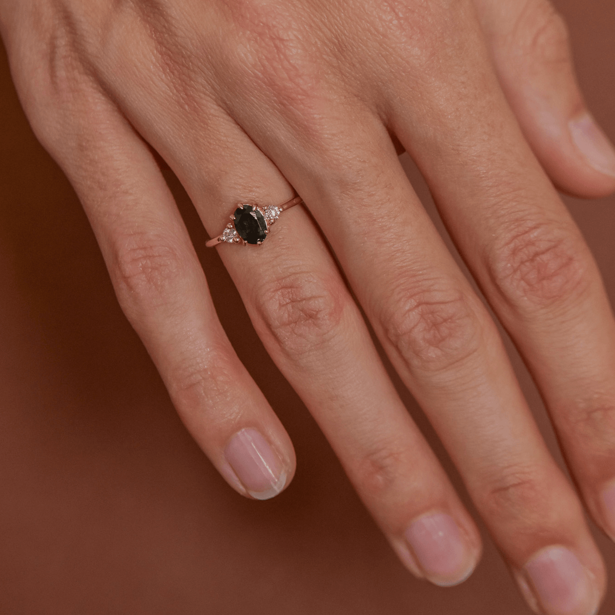 (Wysyłka w 48h) ROSA PETITE złoty pierścionek z owalnym ciemnozielonym turmalinem i brylantami | Rozmiar 10
