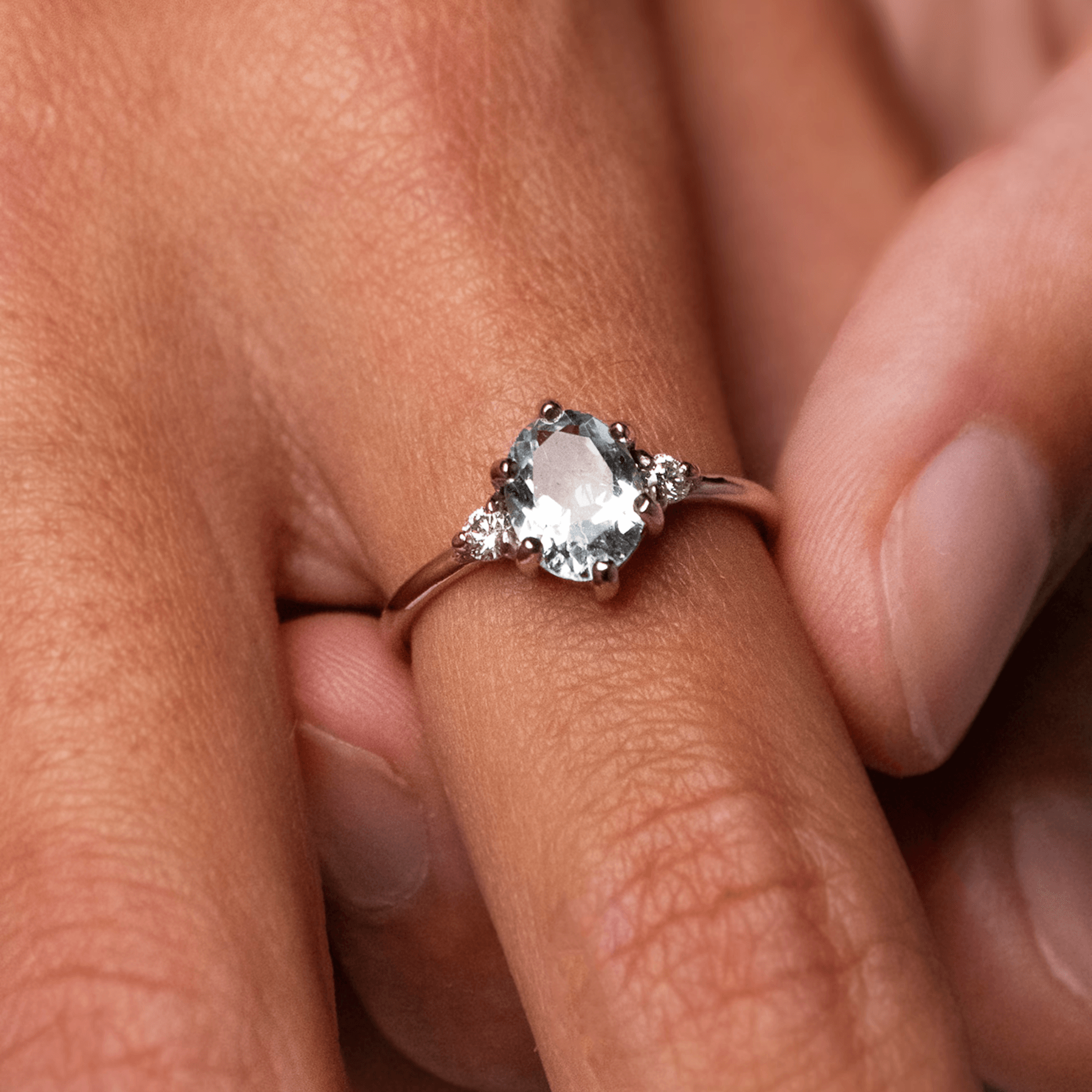 ROSA złoty pierścionek z owalnym błękitnym akwamarynem i brylantami