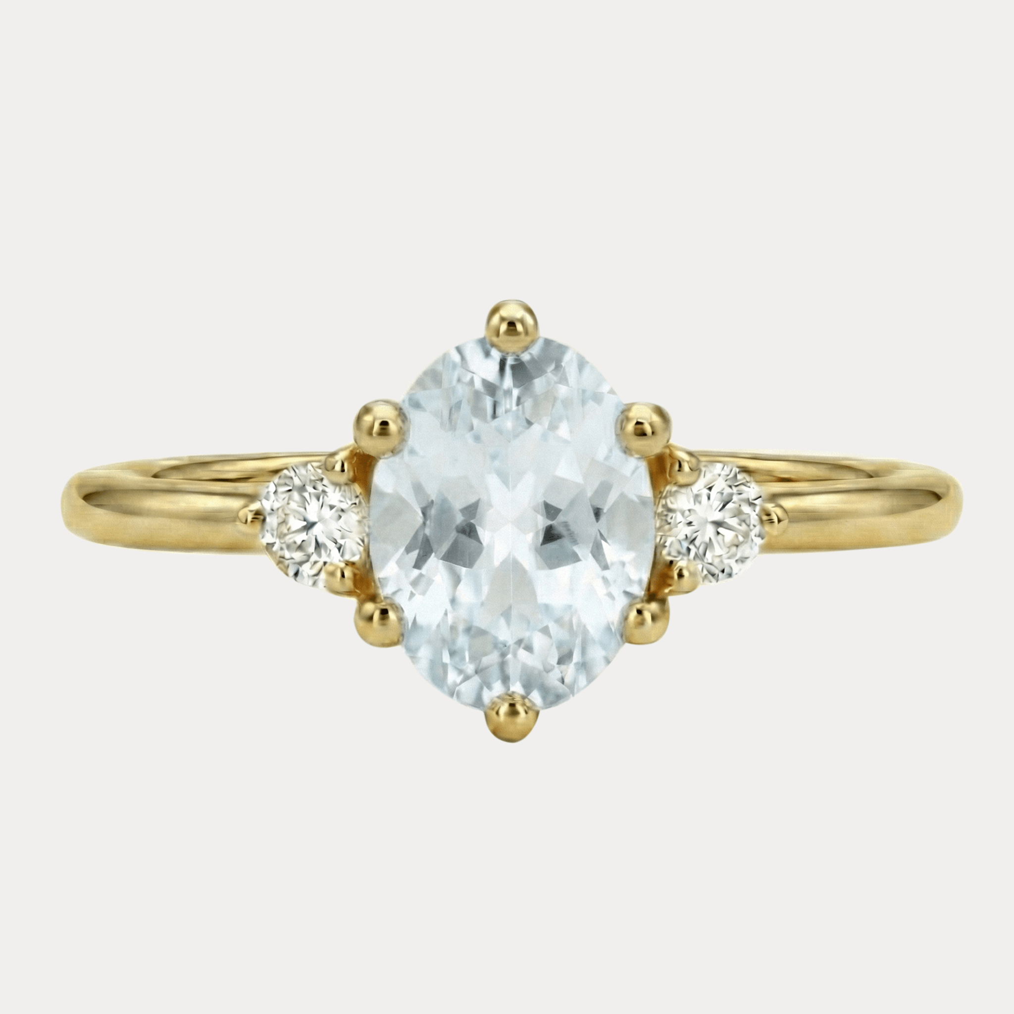 ROSA złoty pierścionek z owalnym błękitnym akwamarynem i brylantami