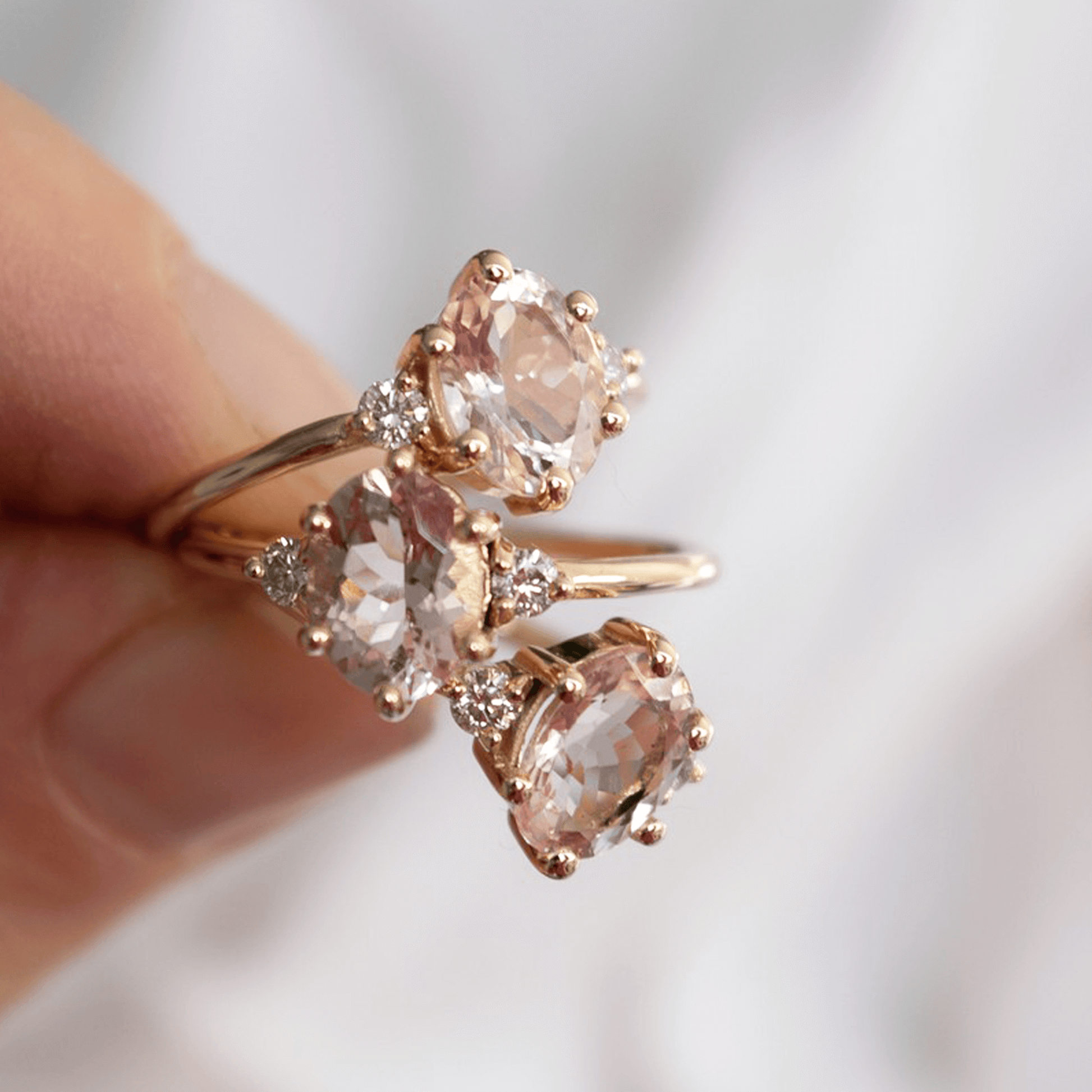 ROSA złoty pierścionek z owalnym różowym morganitem i brylantami