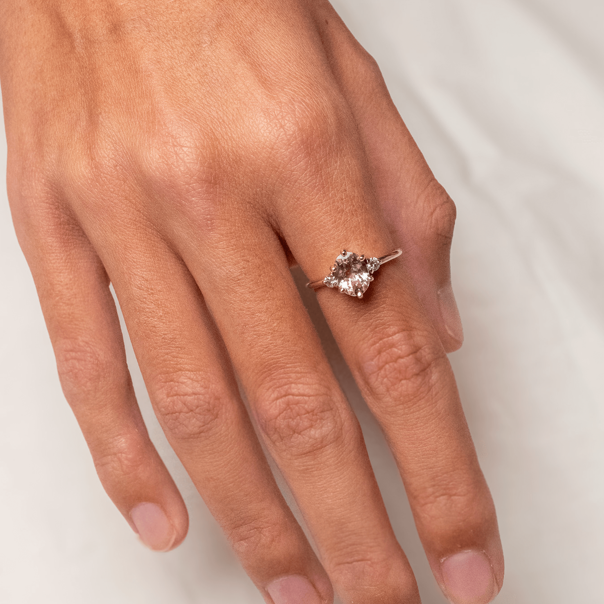 ROSA złoty pierścionek z owalnym różowym morganitem i brylantami