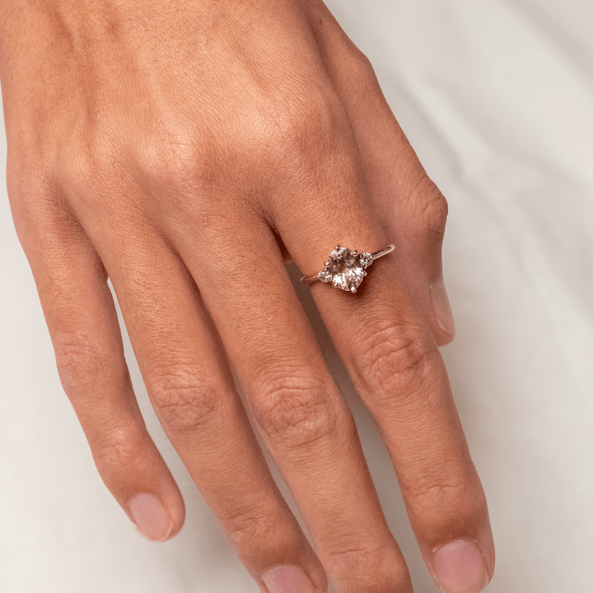 ROSA złoty pierścionek z owalnym różowym morganitem i brylantami