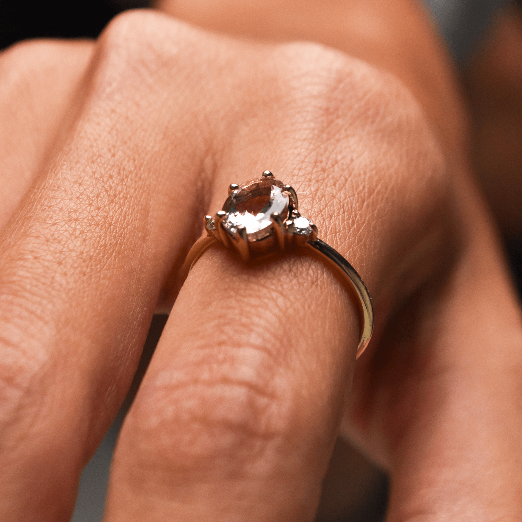 ROSA złoty pierścionek z owalnym różowym morganitem i brylantami