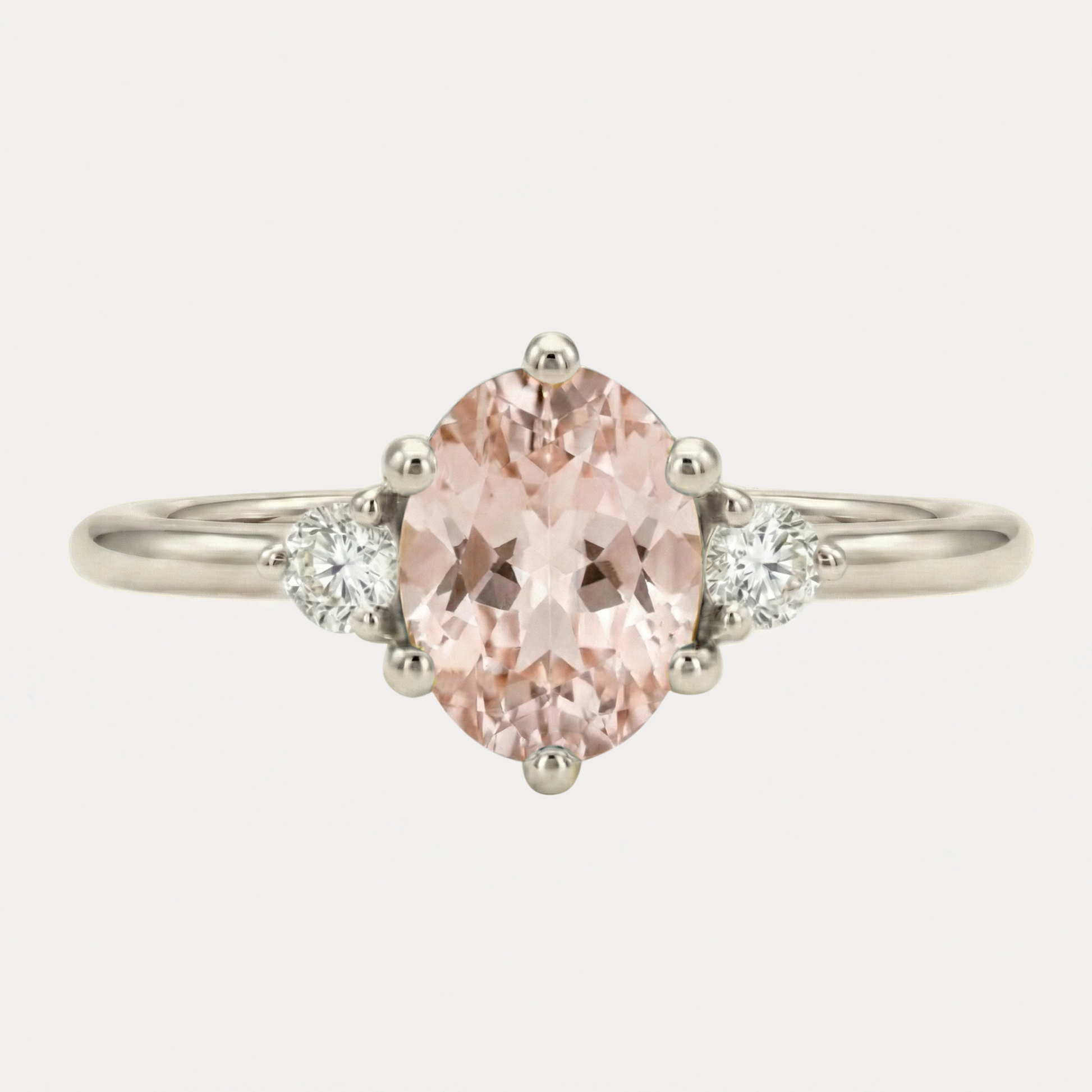 ROSA złoty pierścionek z owalnym różowym morganitem i brylantami