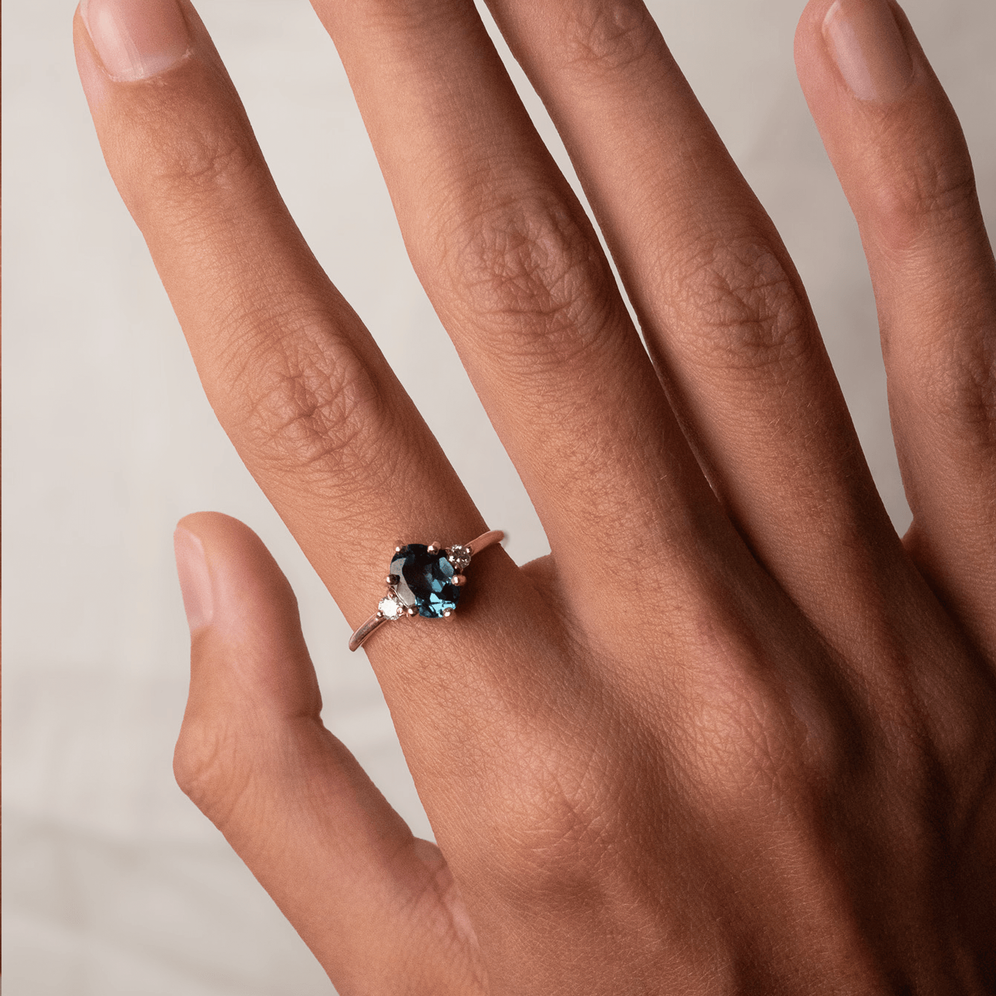 ROSA złoty pierścionek z owalnym niebieskim Londyńskim Topazem i brylantami laboratoryjnymi