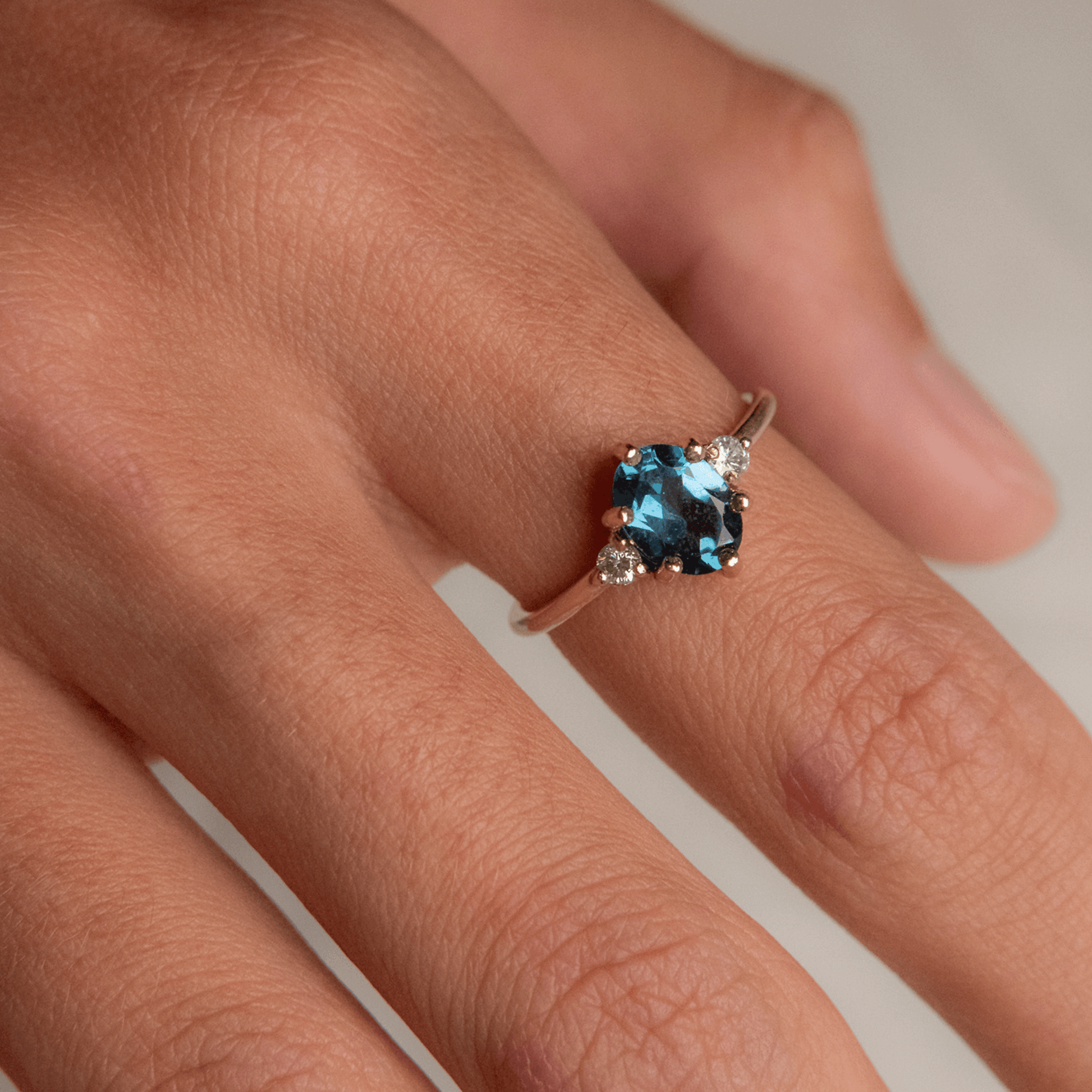 ROSA złoty pierścionek z owalnym niebieskim Londyńskim Topazem i brylantami laboratoryjnymi