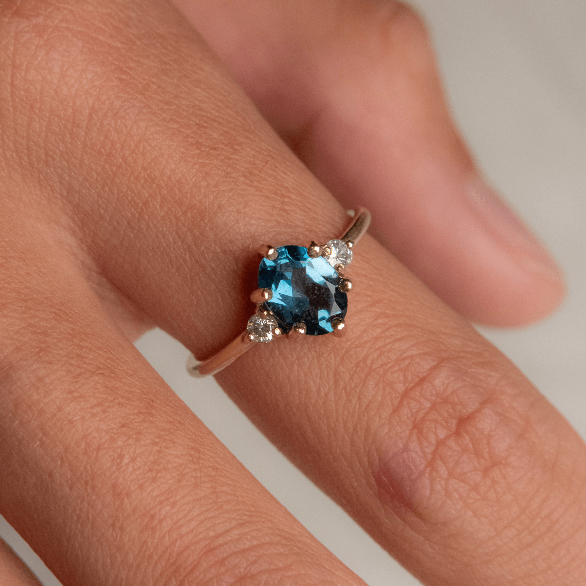 ROSA złoty pierścionek z owalnym niebieskim Londyńskim Topazem i brylantami laboratoryjnymi