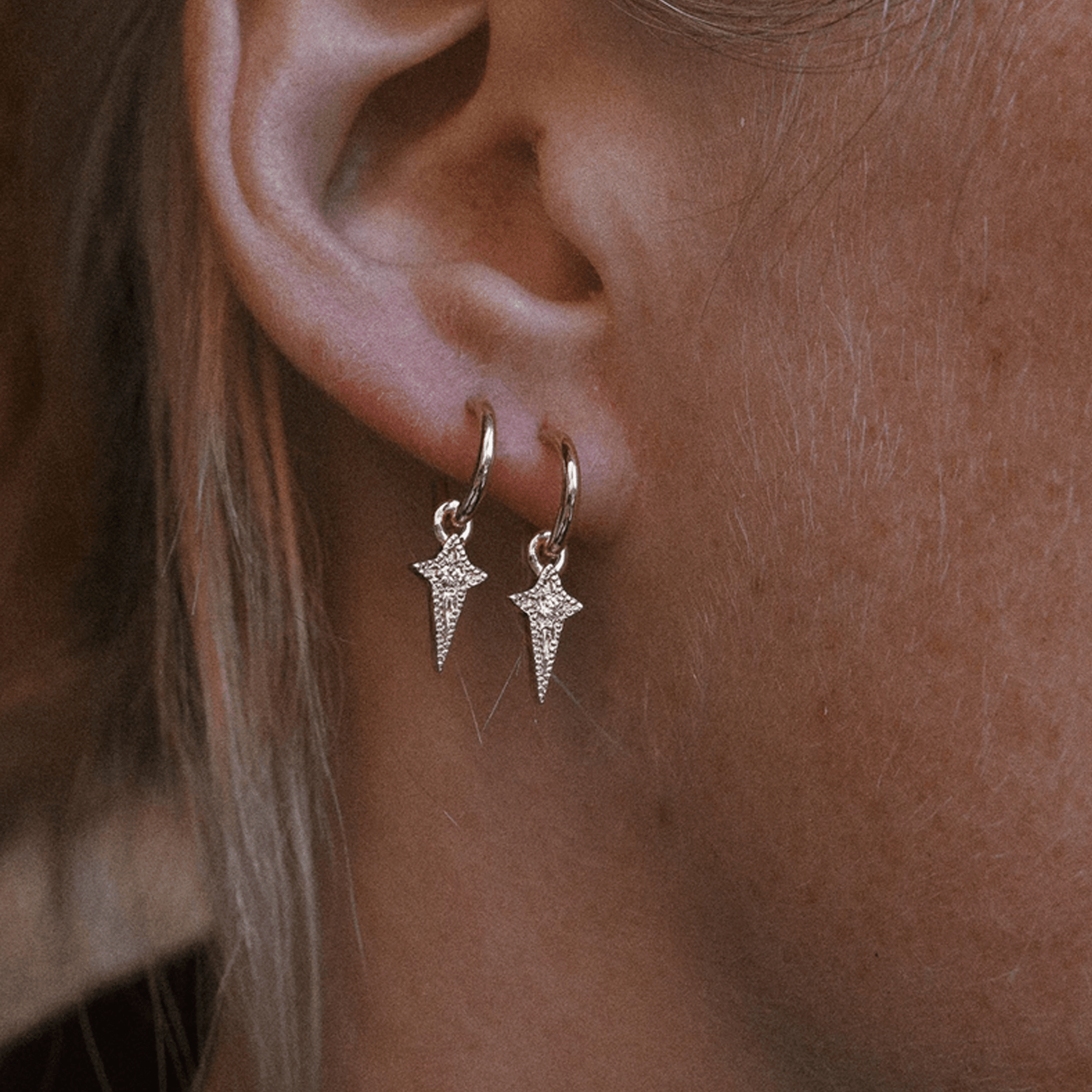 SCARLETT złocone sztyfty z szafirami, podłużne gwiazdki