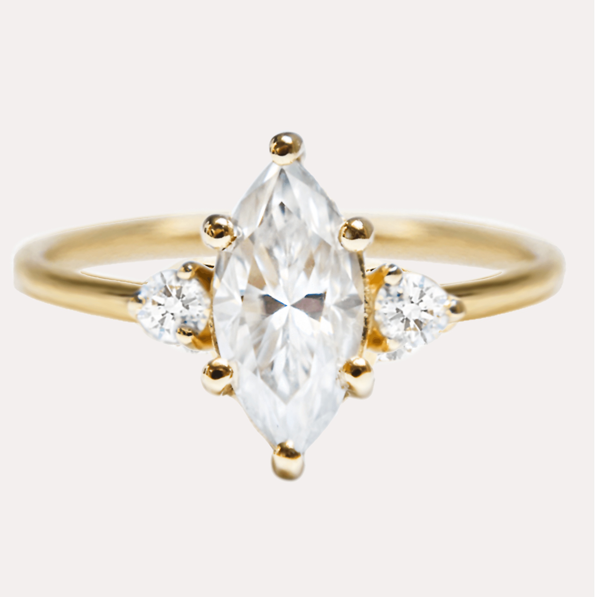 SELENA złoty pierścionek z moissanitem w szlifie markiza i bocznymi, okrągłymi moissanitami