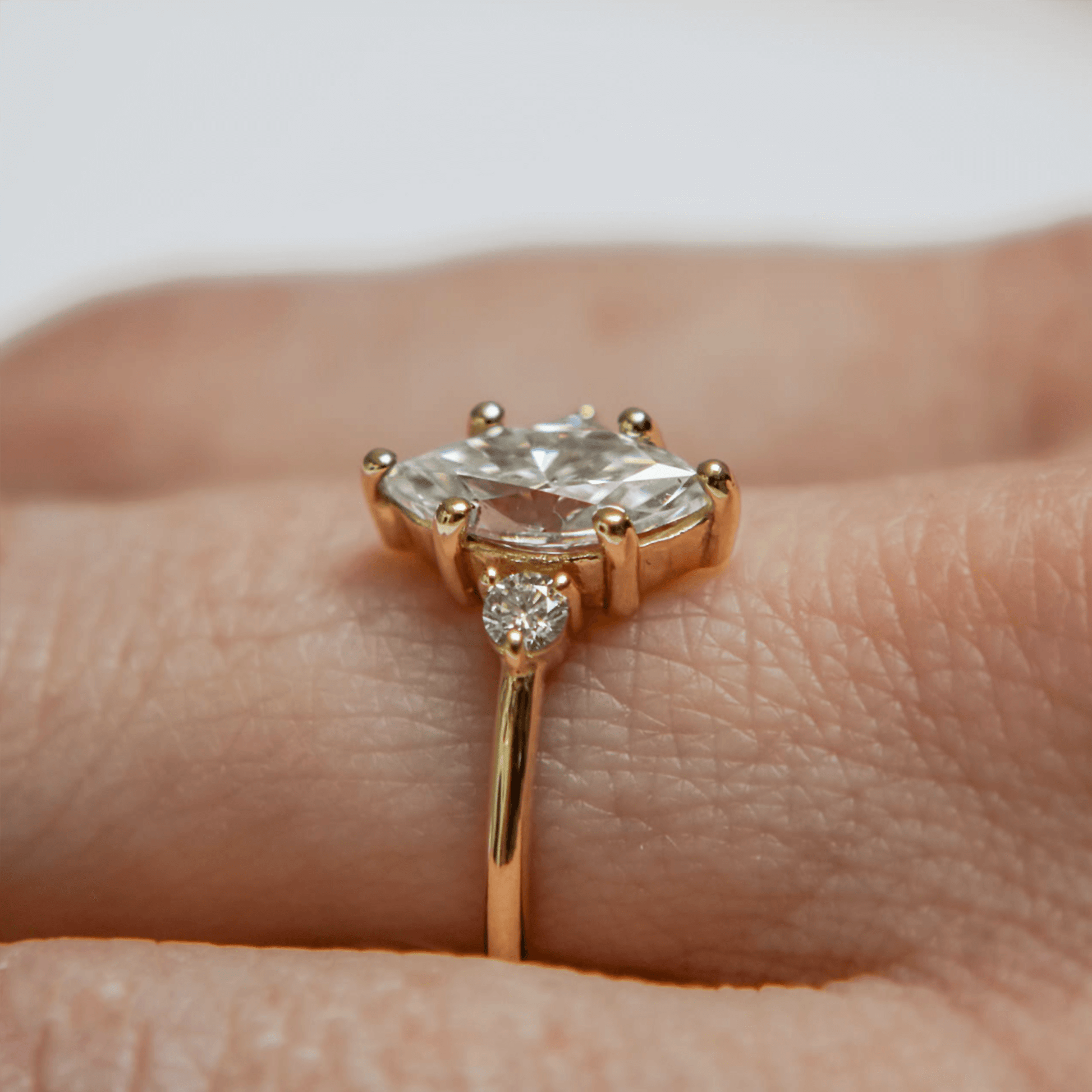 SELENA złoty pierścionek z moissanitem w szlifie markiza i bocznymi, okrągłymi moissanitami