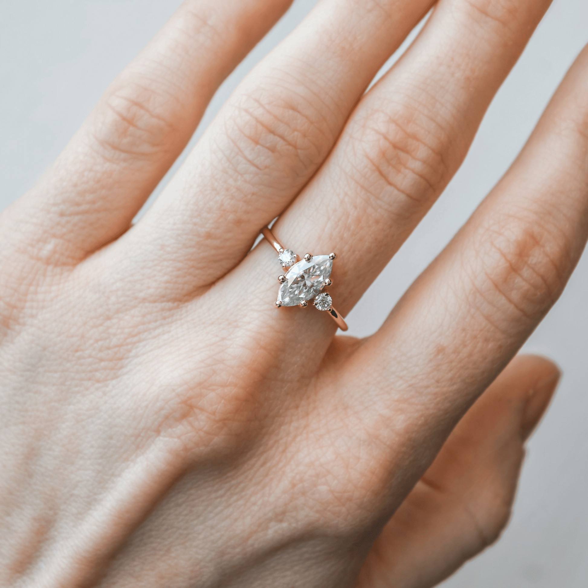 SELENA złoty pierścionek z moissanitem w szlifie markiza i bocznymi, okrągłymi moissanitami