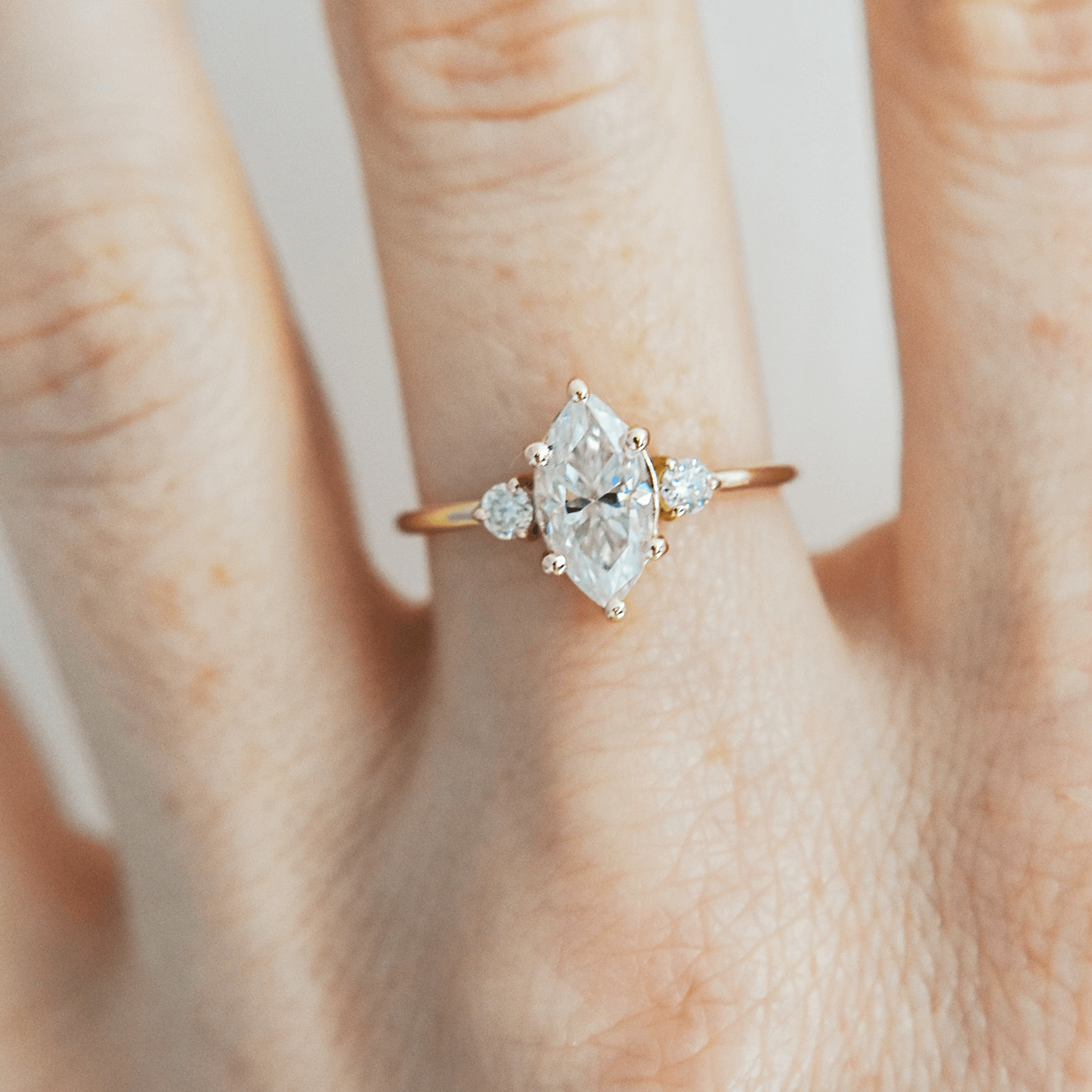 SELENA złoty pierścionek z moissanitem w szlifie markiza i bocznymi, okrągłymi moissanitami