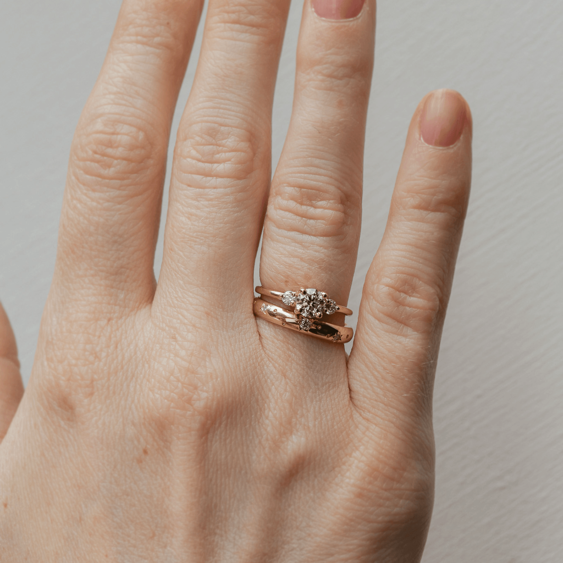 STARLIGHT złota obrączka z grawerem gwiazd i brylantami laboratoryjnymi