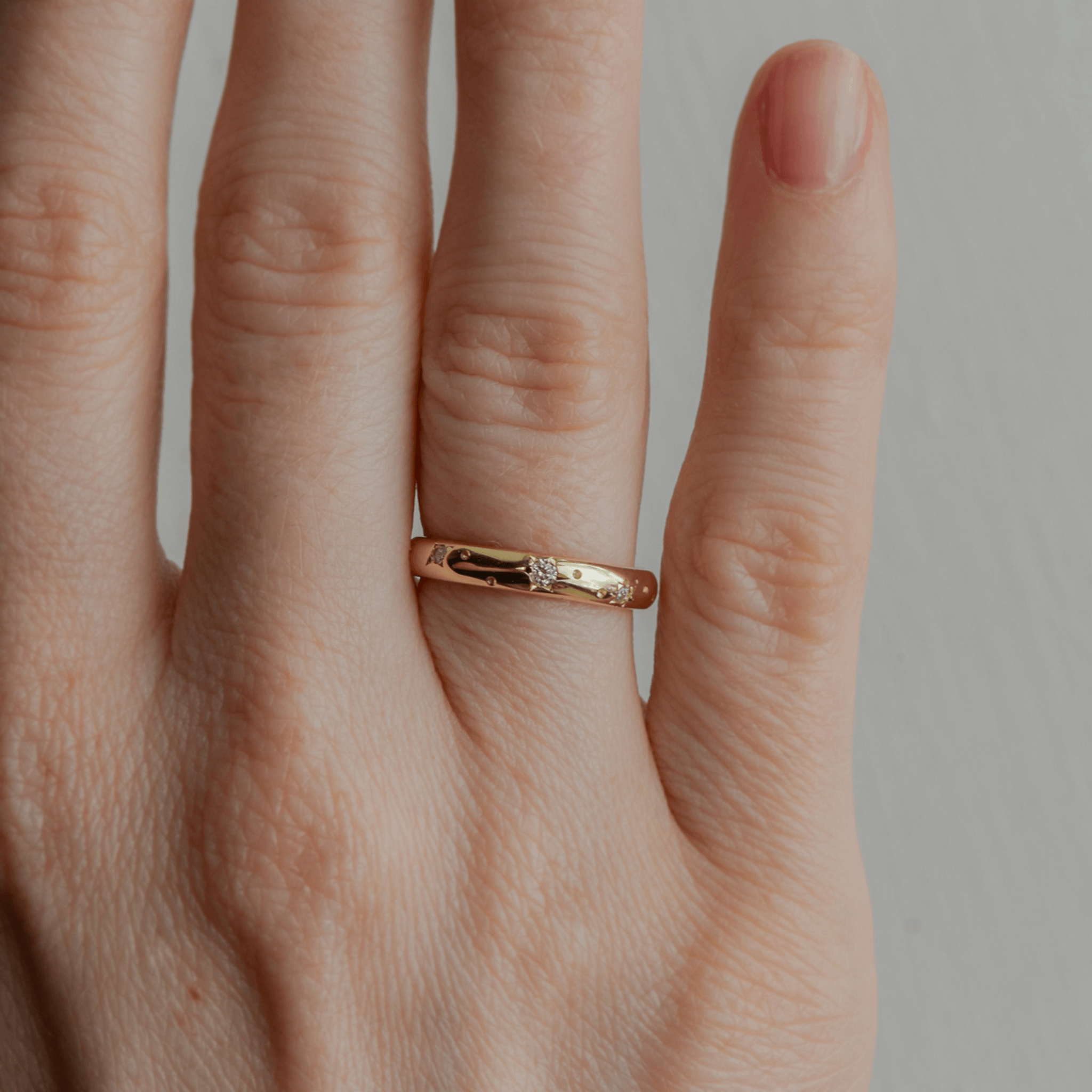 STARLIGHT złota obrączka z grawerem gwiazd i brylantami laboratoryjnymi