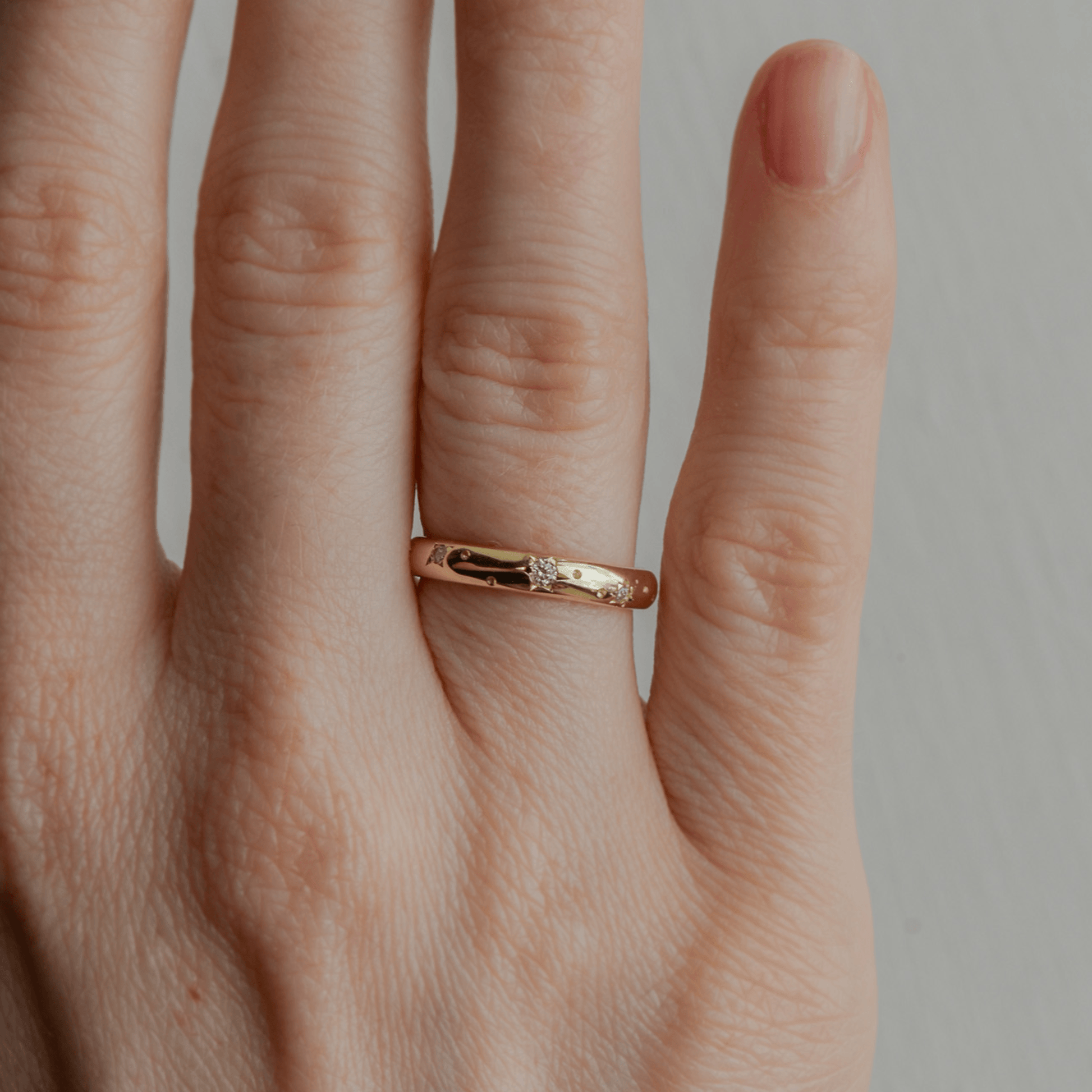 STARLIGHT złota obrączka z grawerem gwiazd i brylantami laboratoryjnymi