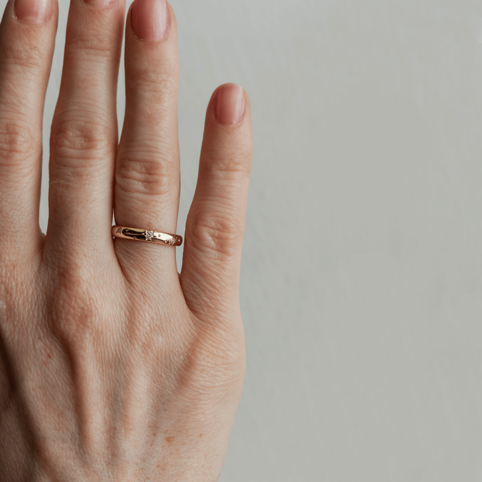 STARLIGHT złota obrączka z grawerem gwiazd i brylantami laboratoryjnymi