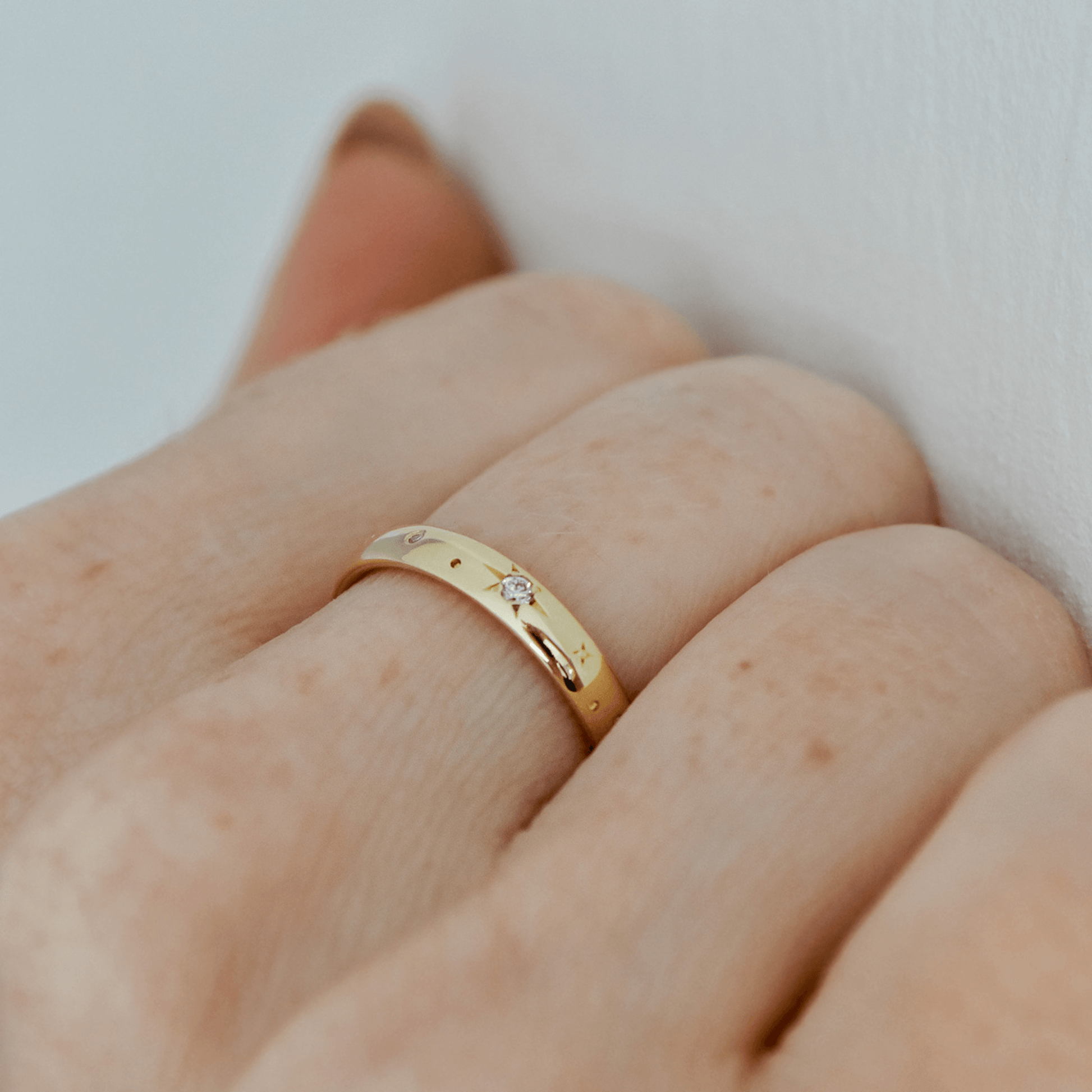 STARLIGHT złota obrączka z grawerem gwiazd i brylantami laboratoryjnymi