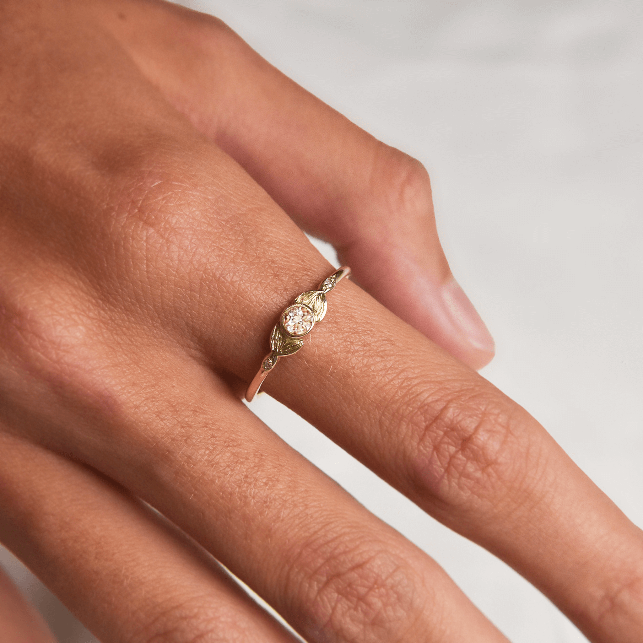 SYRENKA złoty pierścionek z brylantem laboratoryjnym i dwoma bocznymi brylantami