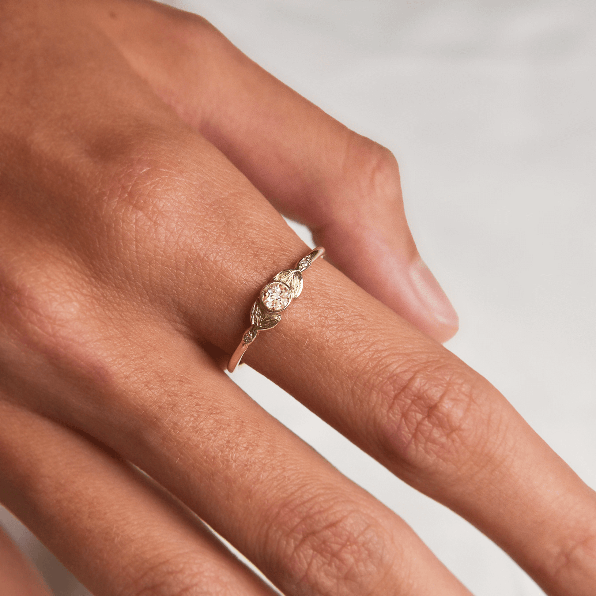 SYRENKA złoty pierścionek z brylantem laboratoryjnym i dwoma bocznymi brylantami