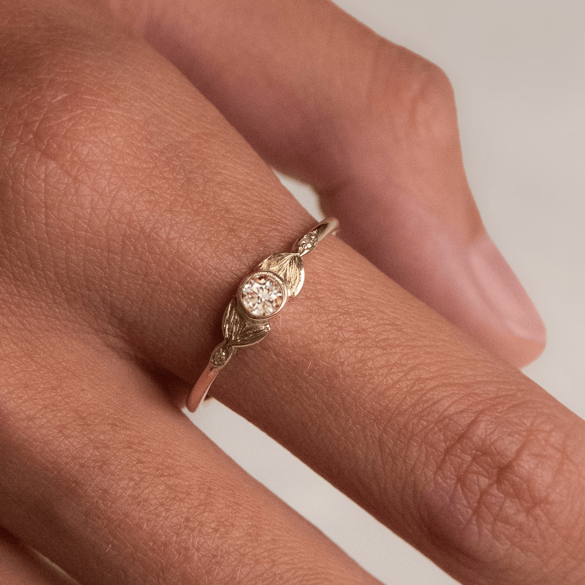 SYRENKA złoty pierścionek z brylantem laboratoryjnym i dwoma bocznymi brylantami